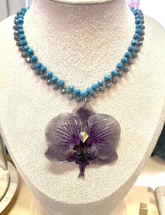 Collier Orchidée mauve Diam’s & perles de verre - Aux fleurs de Chloé Collier Orchidée mauve Diam’s & perles de verre Collier Collier