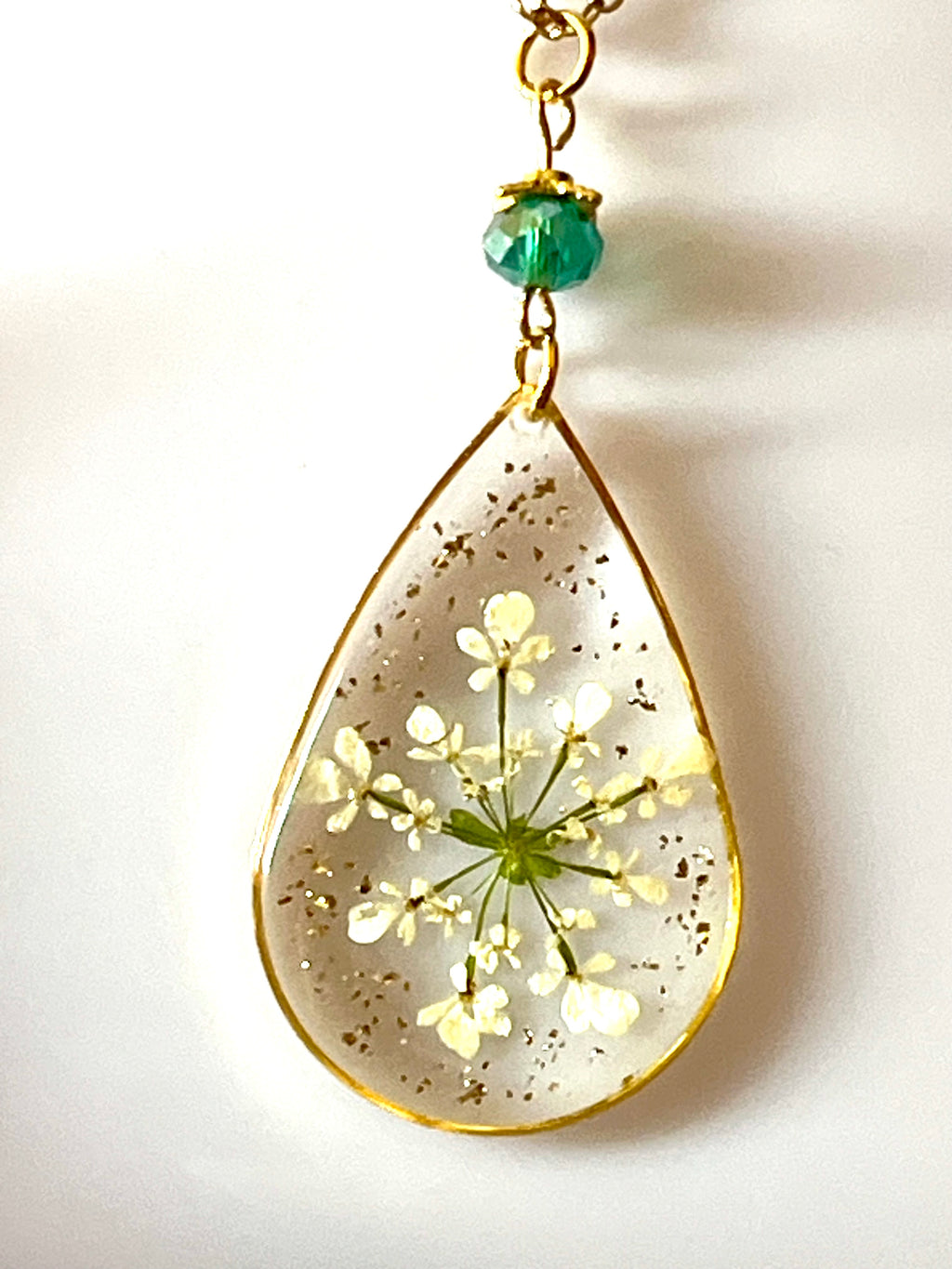 Collier goutte – Fleur naturelle blanche & perle vert  némeraude