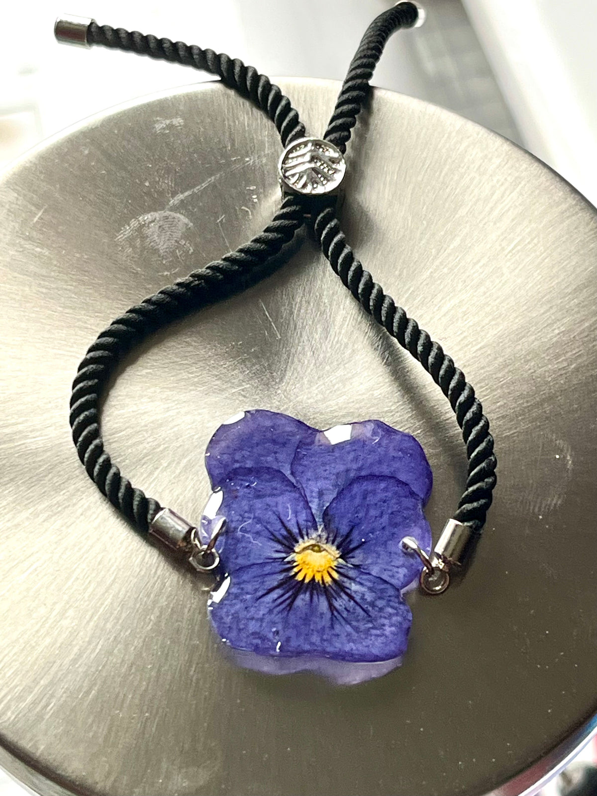 Bracelet Pensée Violette Résinée – Cordon Noir & Finitions Argentées