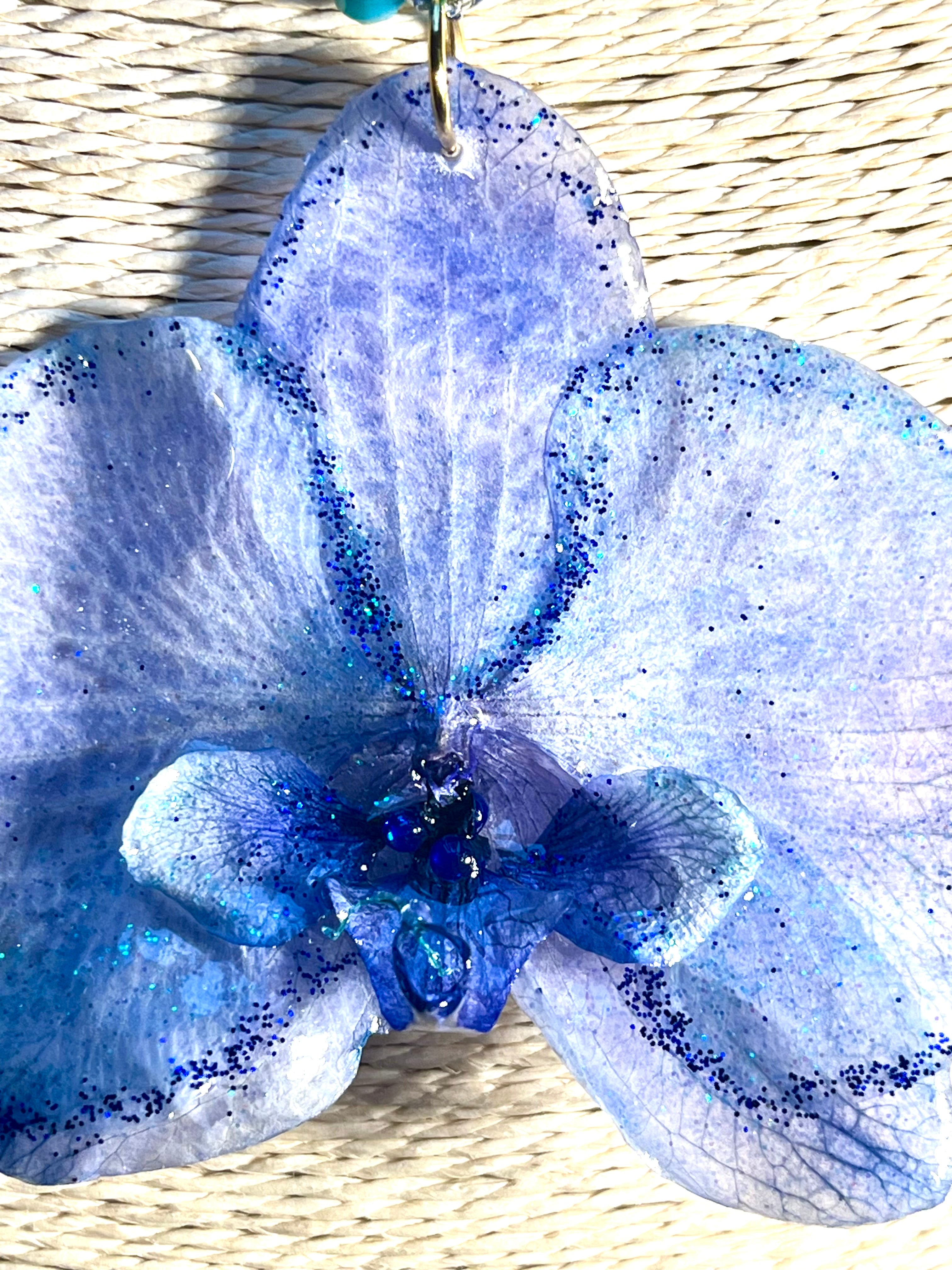 Collier Orchidée Bleue – Bijou floral artisanal