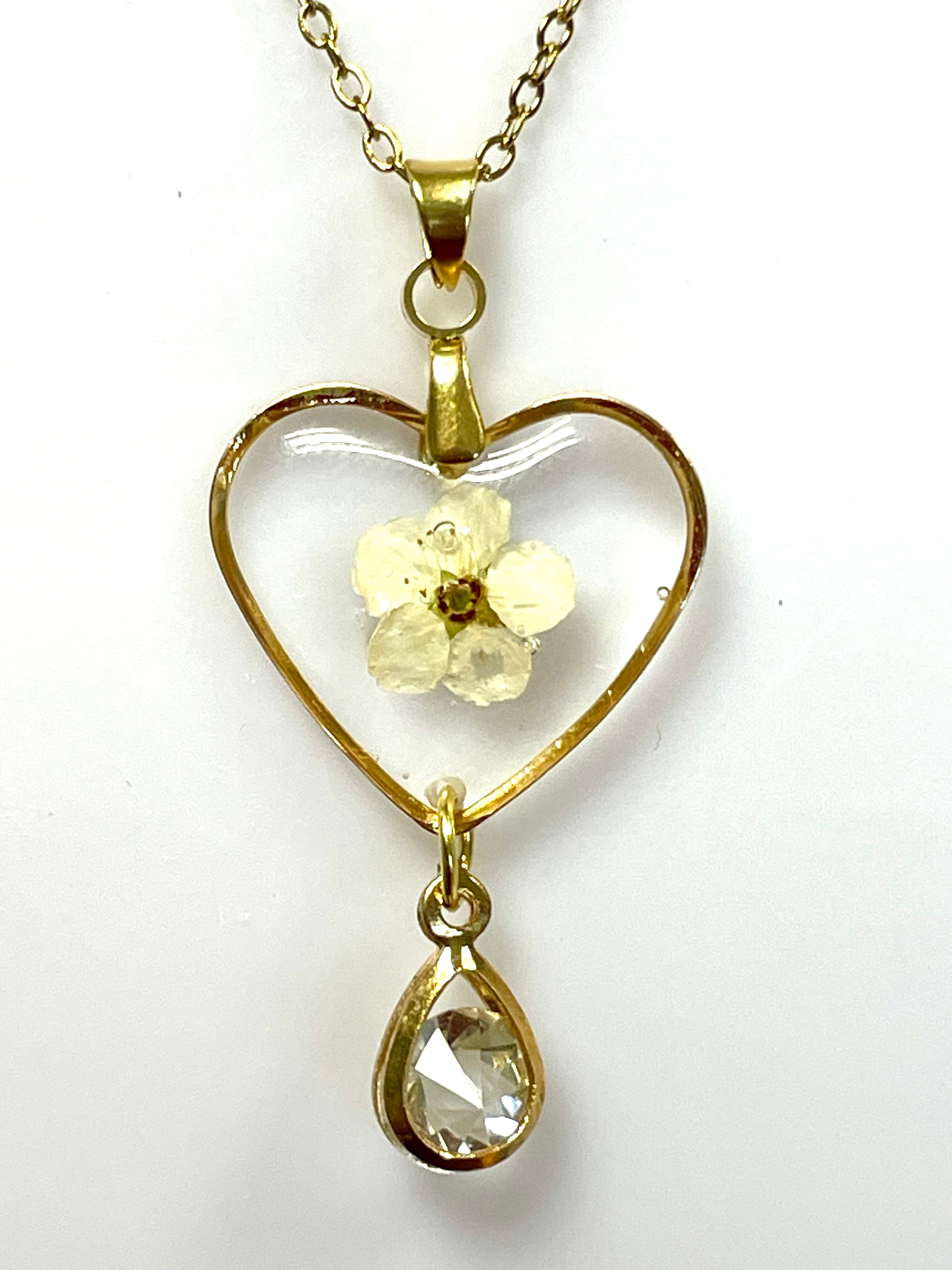 Collier cœur de fleur de spirée - Aux fleurs de Chloé Collier cœur de fleur de spirée Collier Collier
