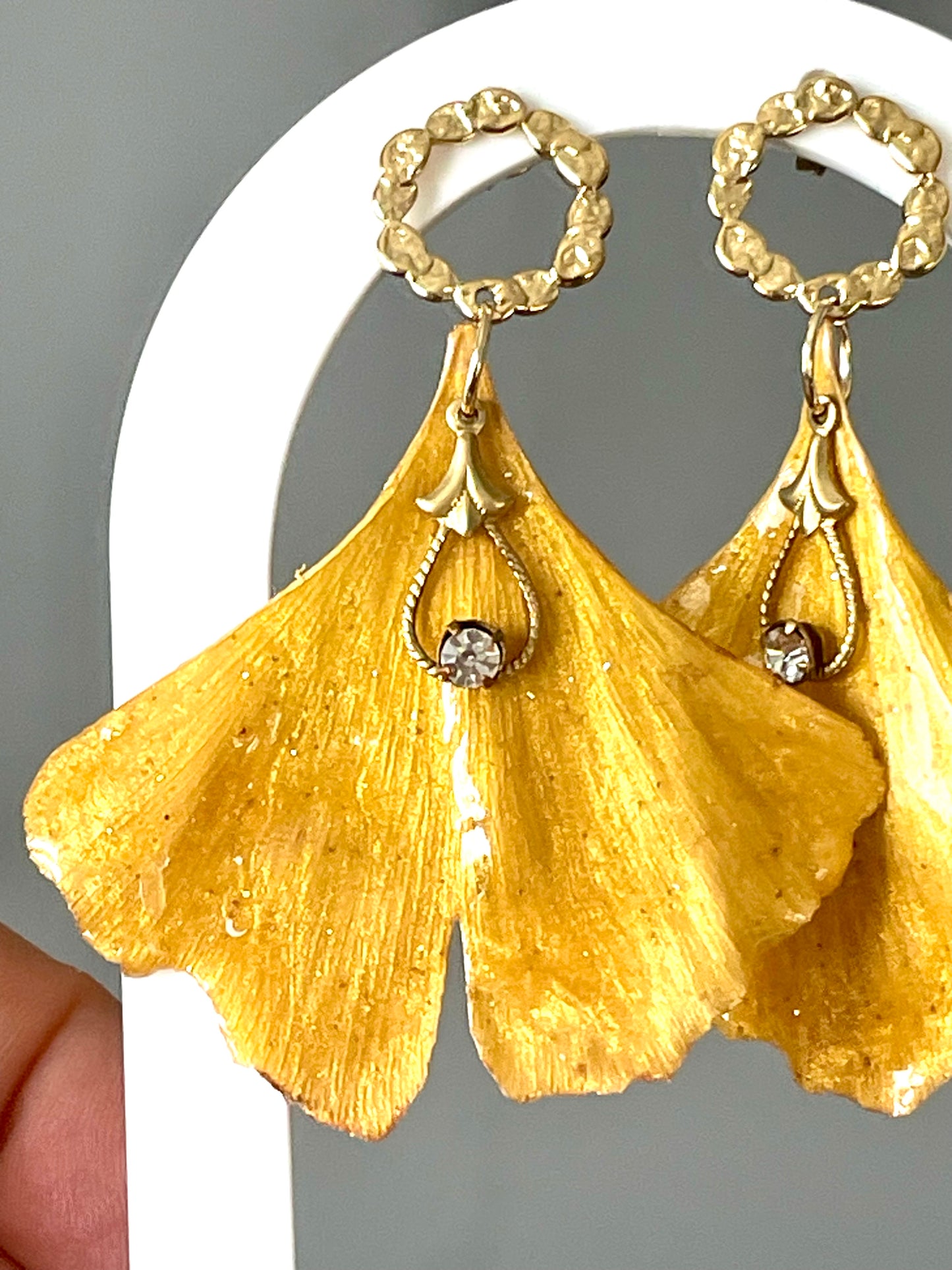 Boucles d’oreilles Feuilles de Ginkgo & petit zircon - Aux fleurs de Chloé Boucles d’oreilles Feuilles de Ginkgo & petit zircon Boucles d’oreilles Boucles d’oreilles