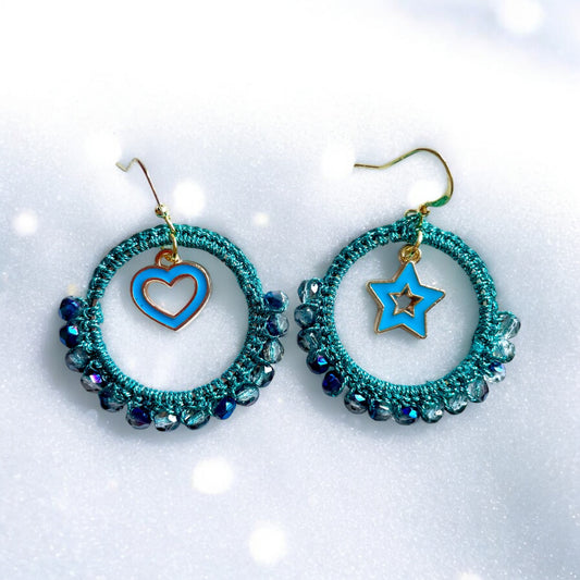 Boucles d’oreilles perles de verre bleu Montana et charm’s bleus