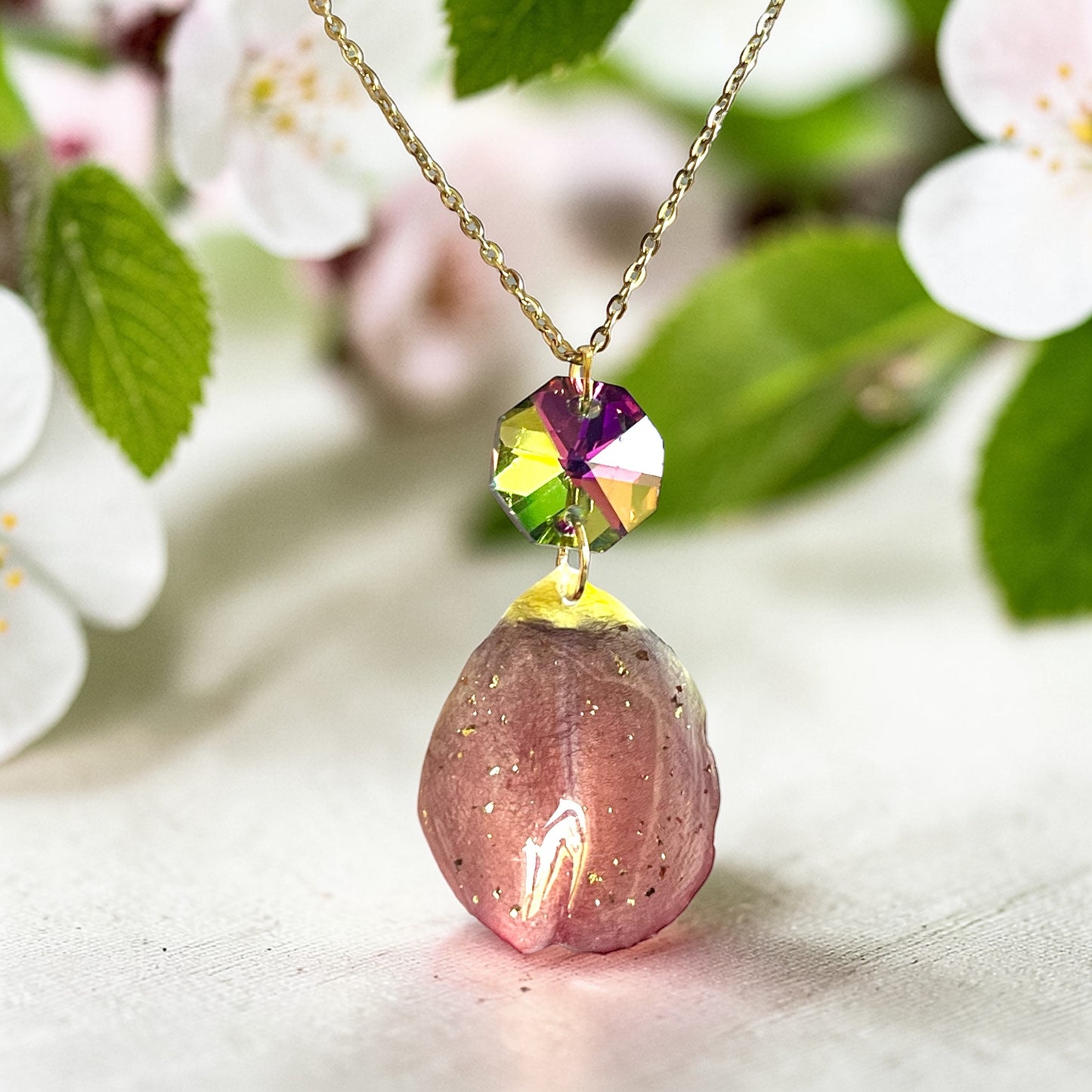 Collier pétale de tulipe naturel – bijou floral résine & cristal irisé