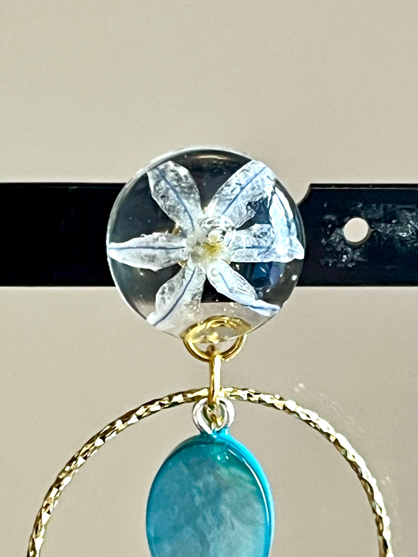 Boucles d’oreilles fleurs de Prunus & nacre bleue