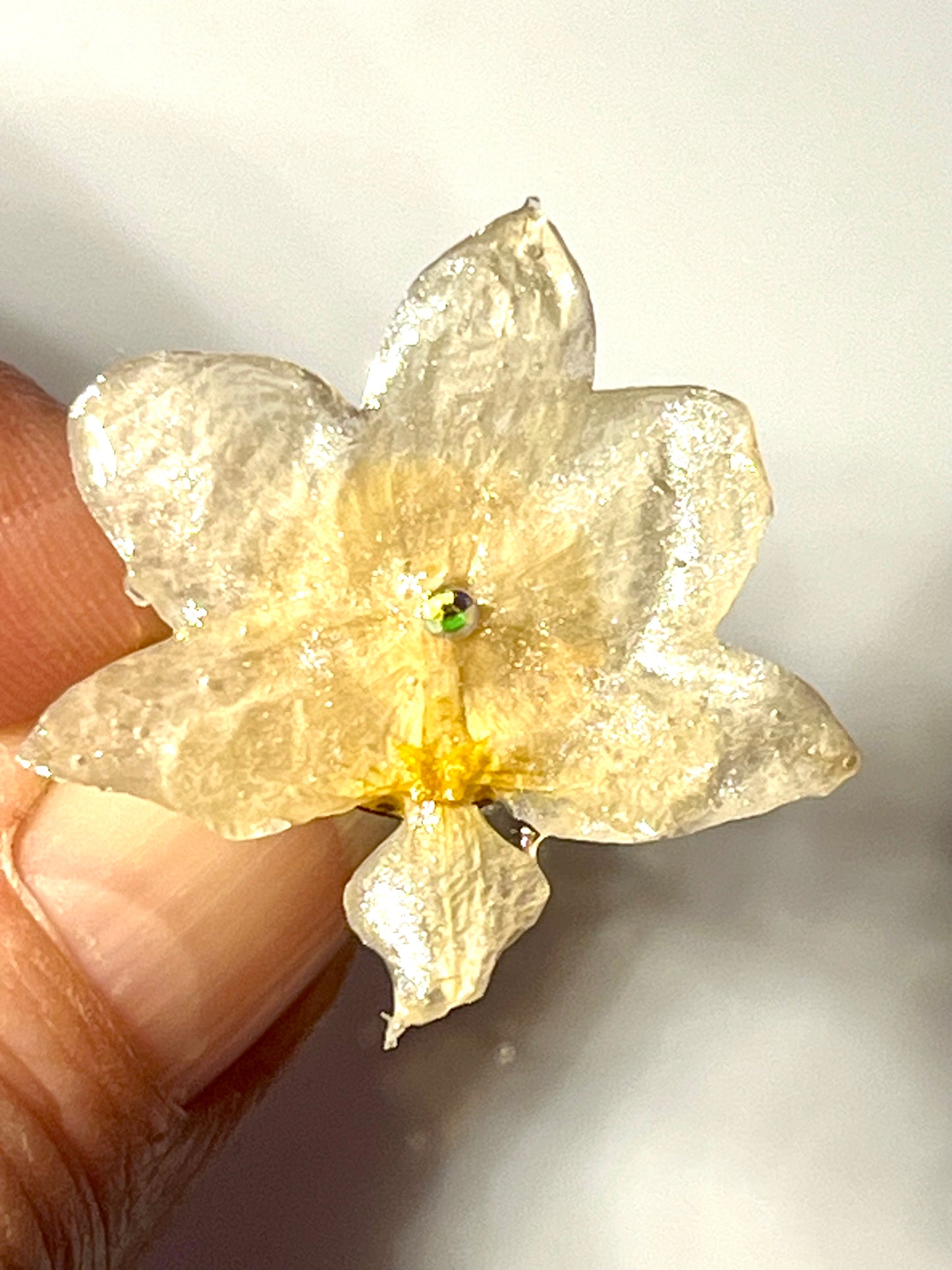 Bague mini orchidée blanche effet irisé