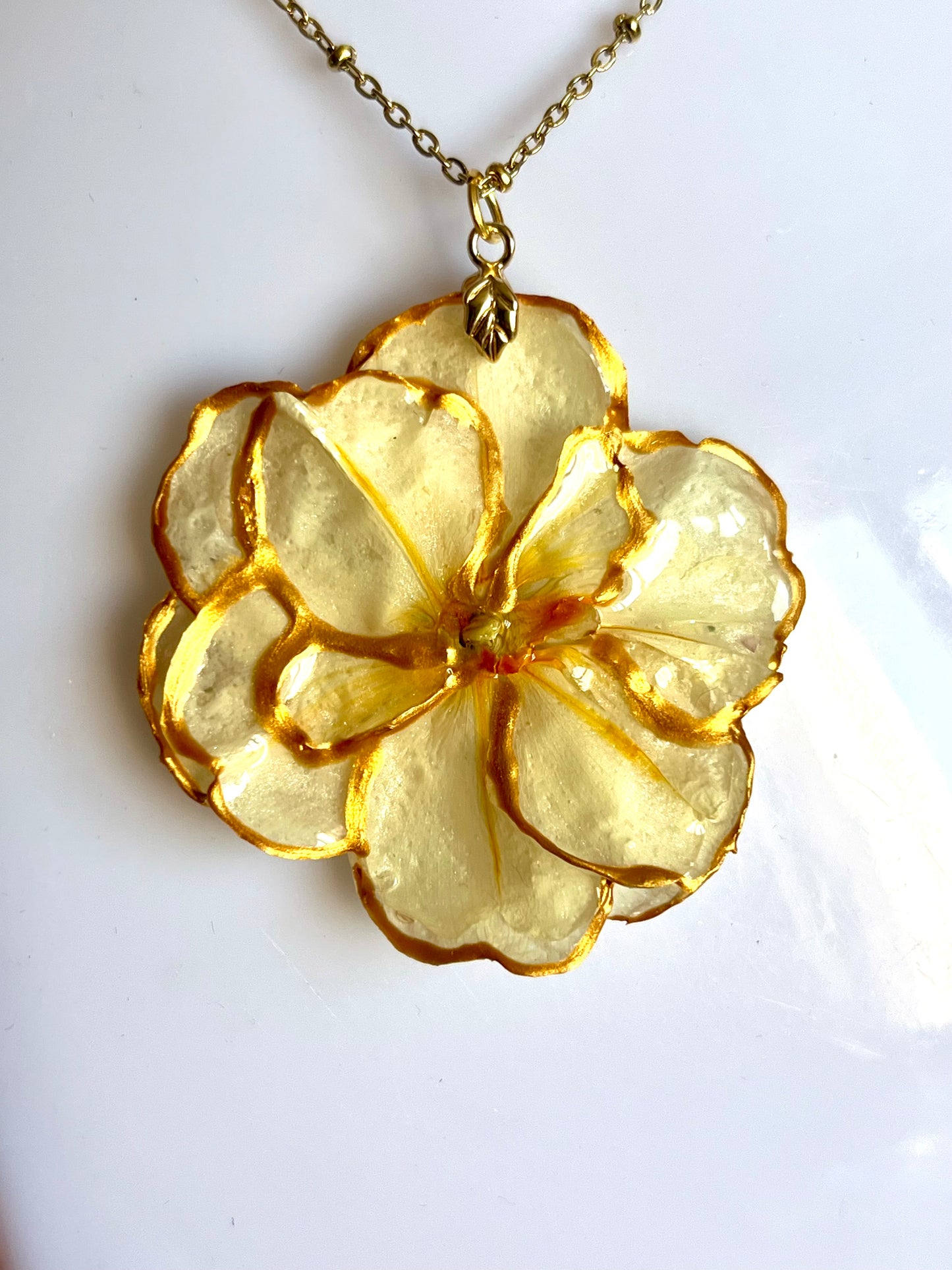 Collier Fleur Freesia Séchée Dorée – Bijou Bohème & Élégant