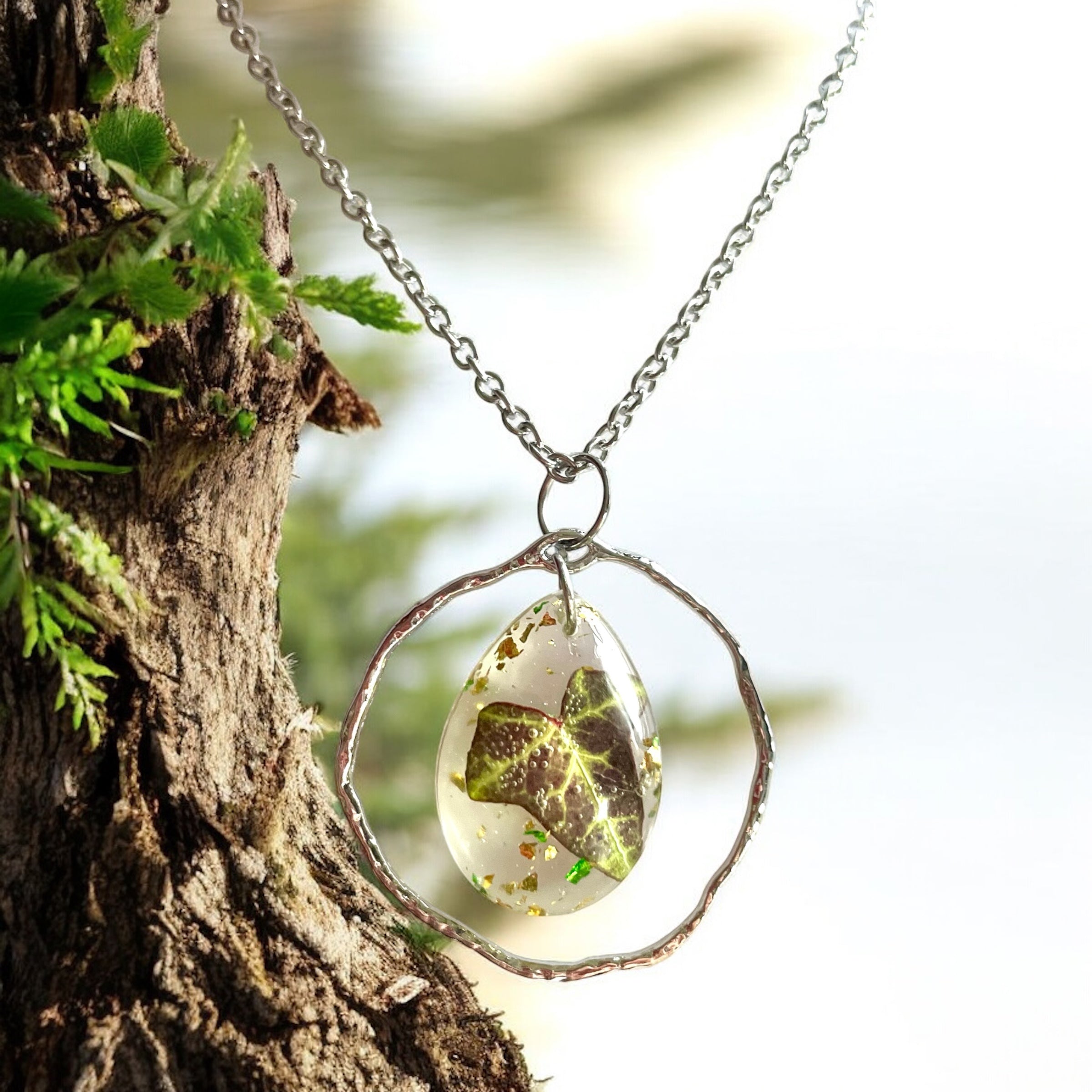 Pendentif argenté  petite larme de mini lierre - Aux fleurs de Chloé Pendentif argenté  petite larme de mini lierre Pendentif Pendentif