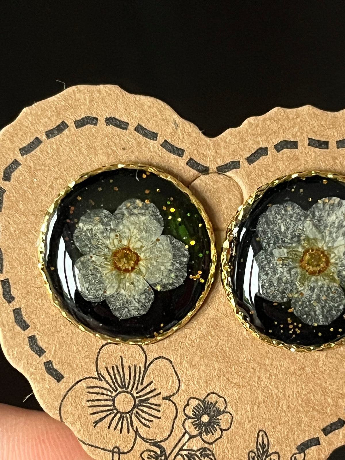 Boucles d’oreilles puces Spirée – Fleurs naturelles et cadre doré