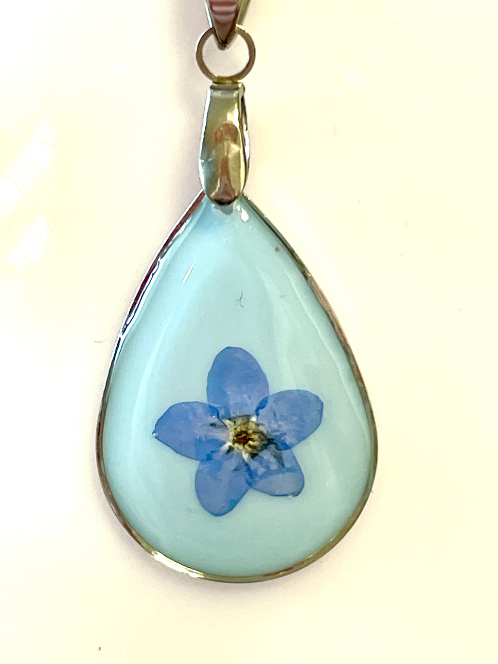 Pendentif larme bleue de myosotis - Aux fleurs de Chloé Pendentif larme bleue de myosotis Pendentif Pendentif