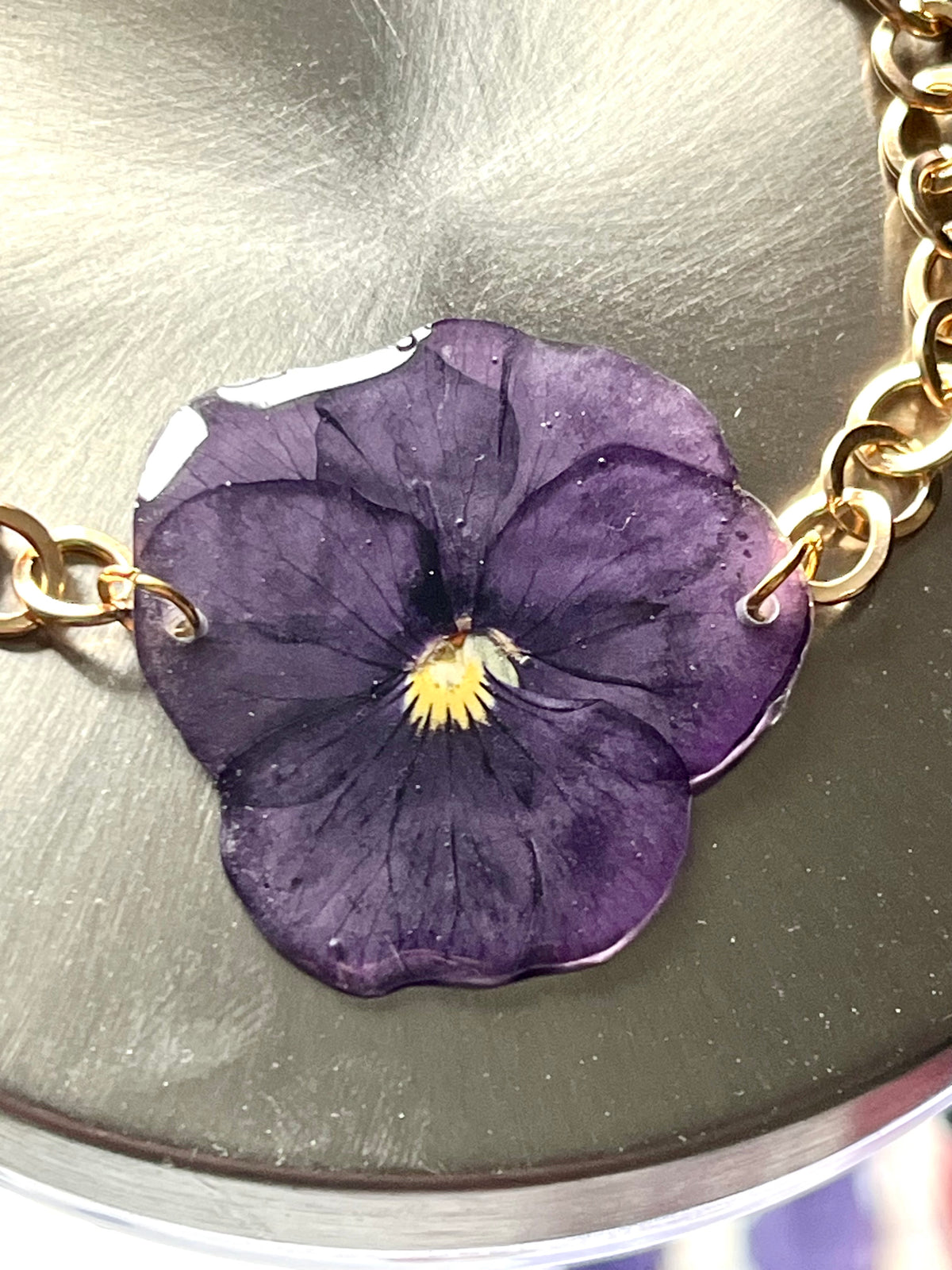Bracelet Pensée Violette Résinée – Chaîne Dorée