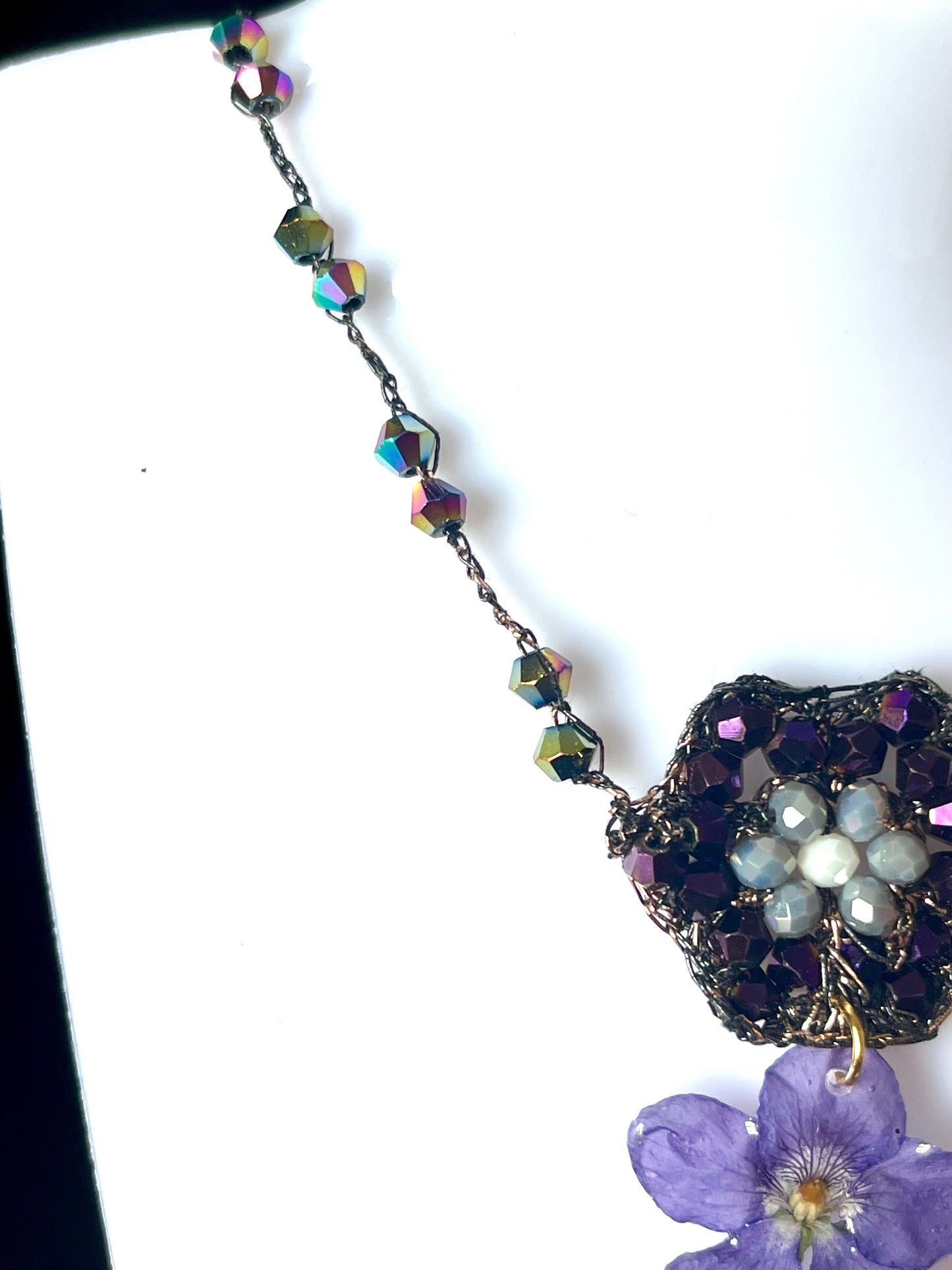 Collier au crochet & fleur naturelle de violette