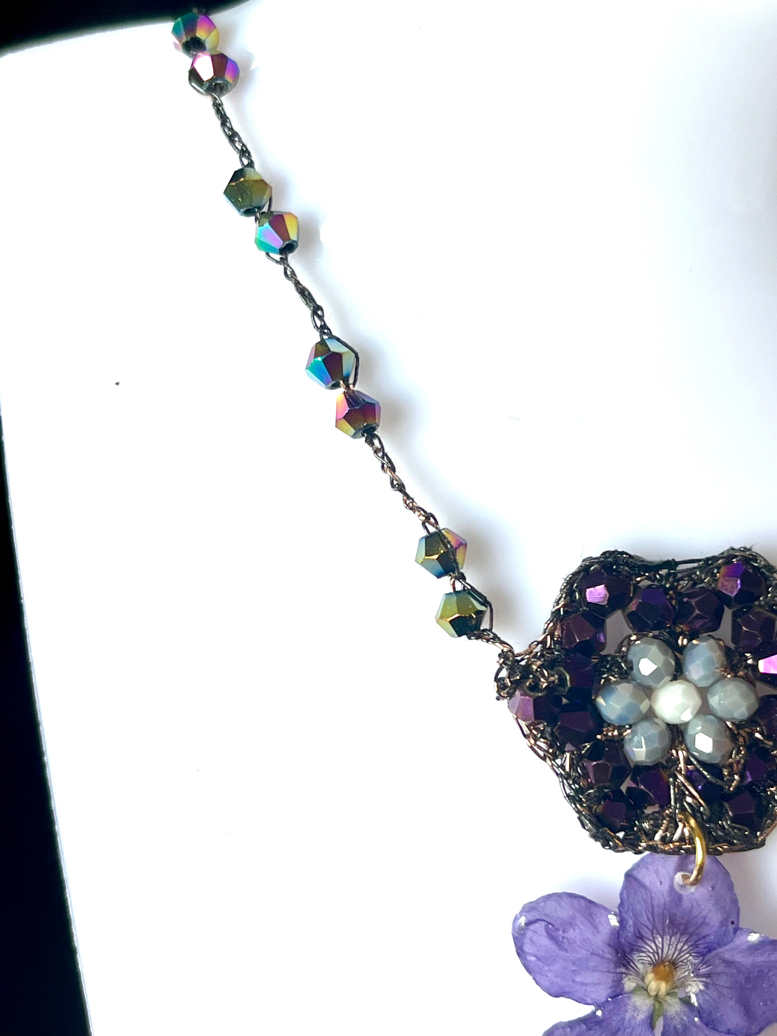 Collier au crochet & fleur naturelle de violette