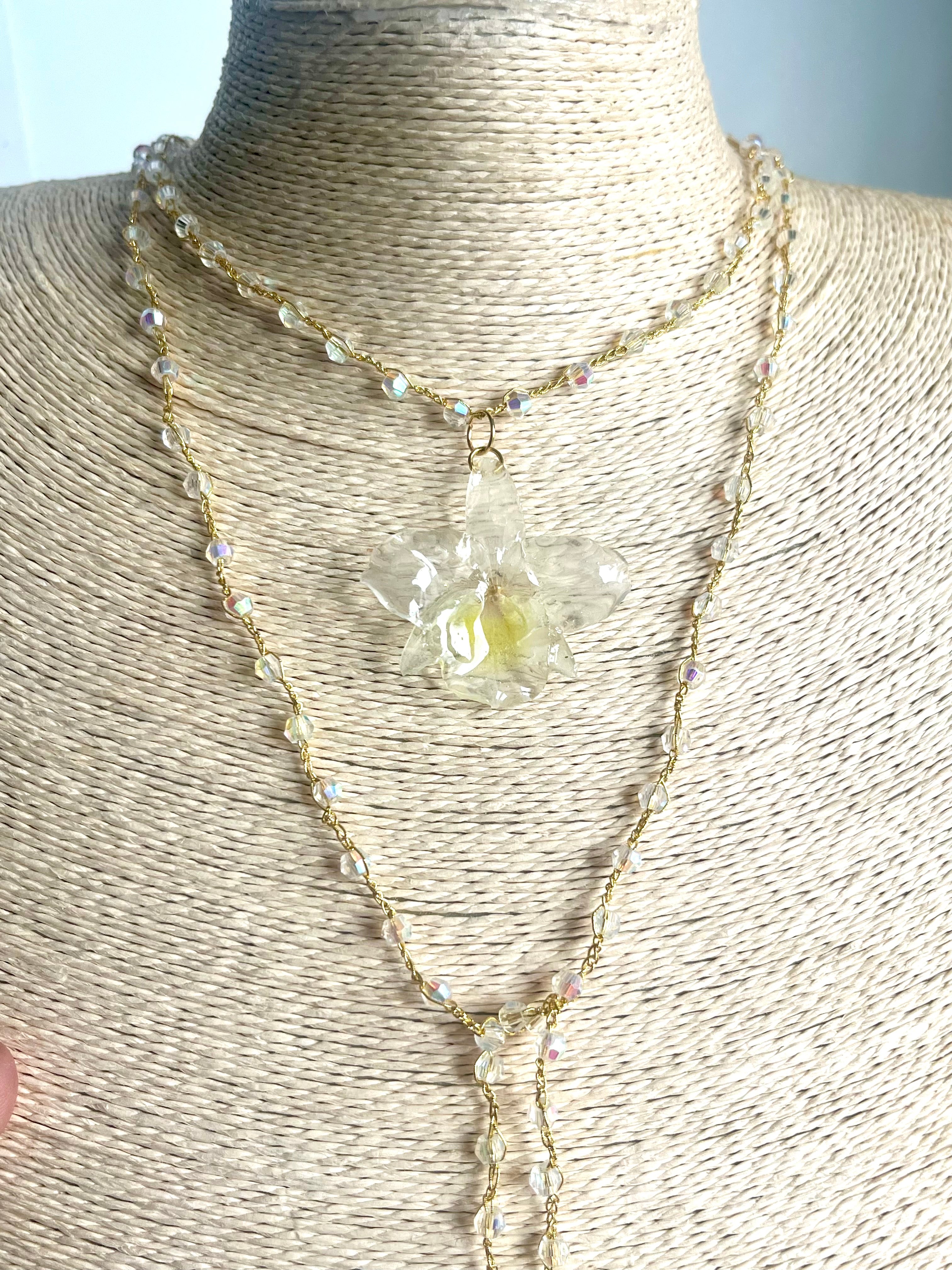 Collier Éclosion d’Orchidée

L’élégance naturelle sublimée par un travail de crochet artisanal.