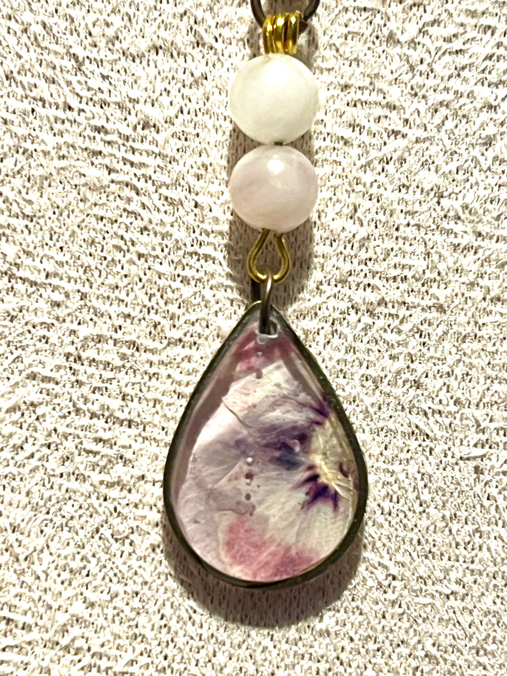 Collier « Pensée & Quartz Rose »

Collier artisanal avec fleur naturelle et pierres naturelles