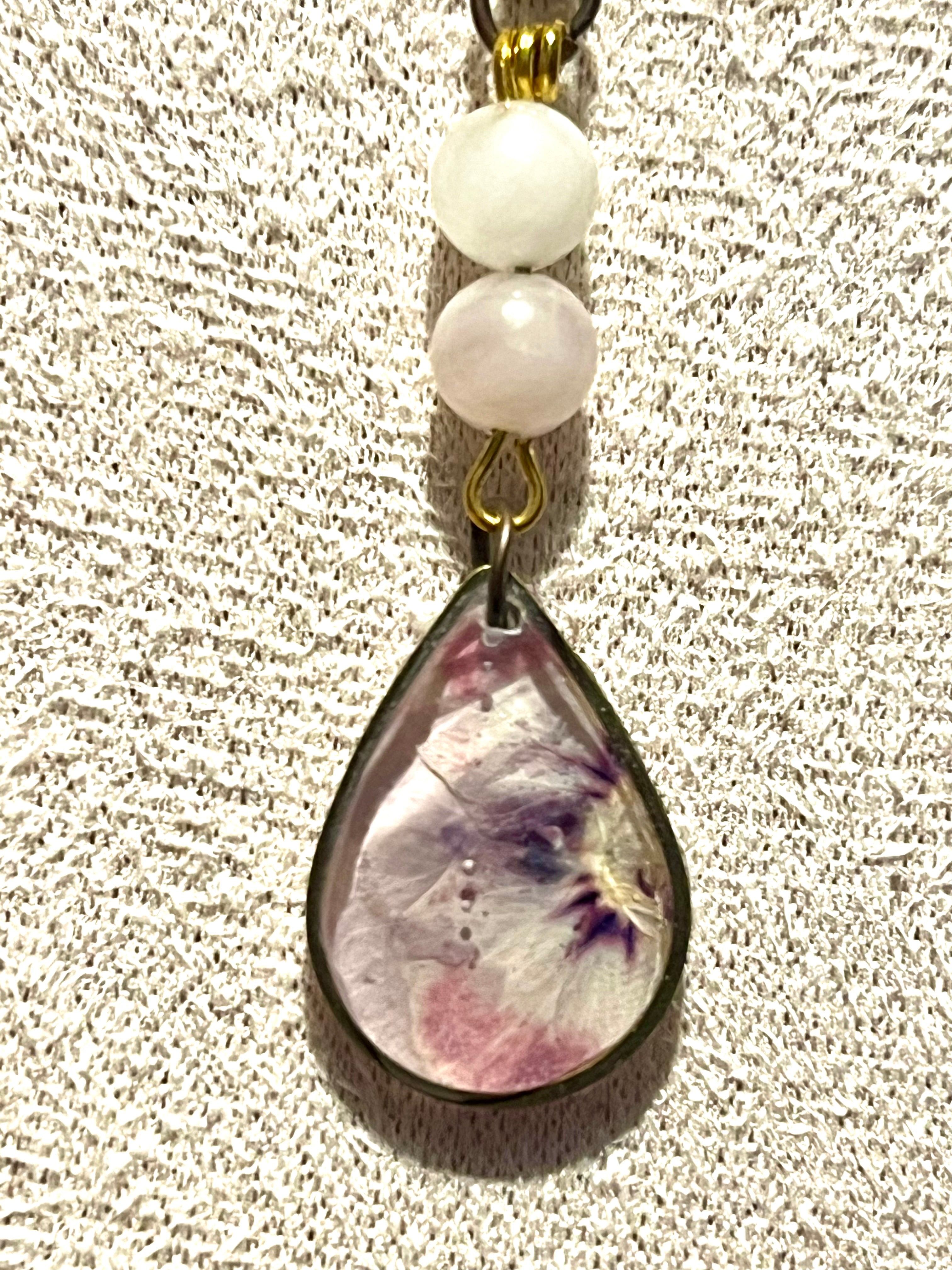 Collier « Pensée & Quartz Rose »

Collier artisanal avec fleur naturelle et pierres naturelles