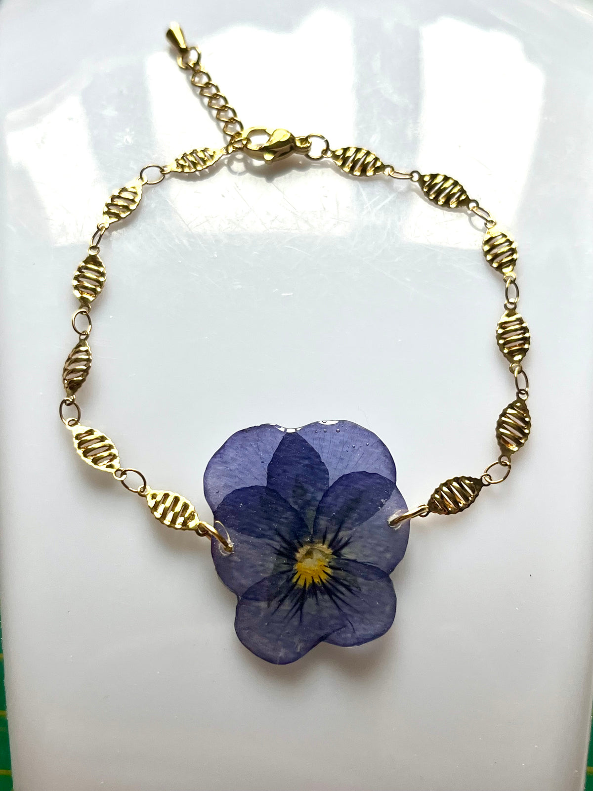 Bracelet Pensée Violette – Fleur Naturelle & Maillons Dorés