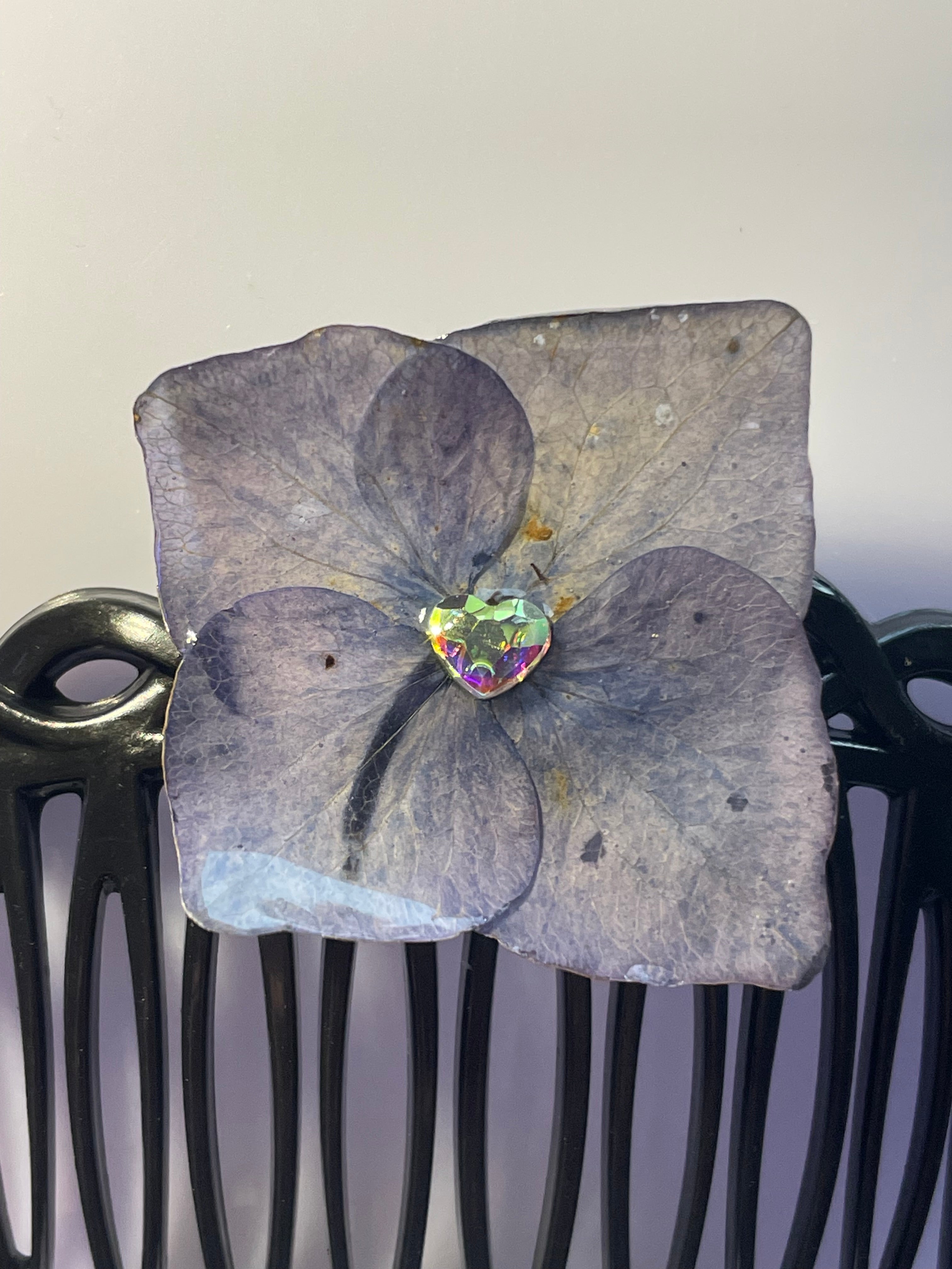 Peigne fleur Hortensia bleu - Aux fleurs de Chloé Peigne fleur Hortensia bleu Peigne cheveux Peigne cheveux