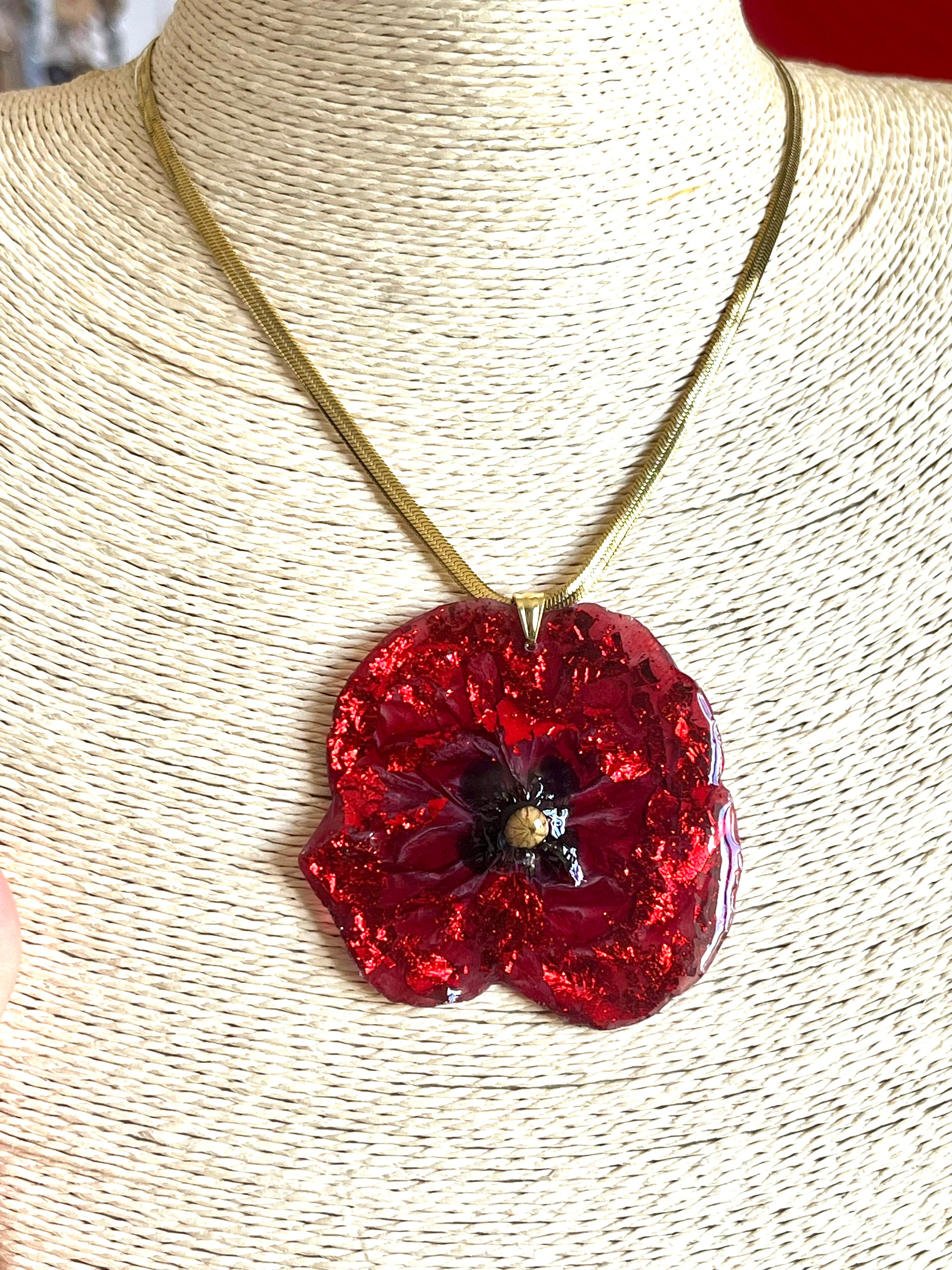 Éclat de Coquelicot – Collier en Fleur Naturelle Éternisée