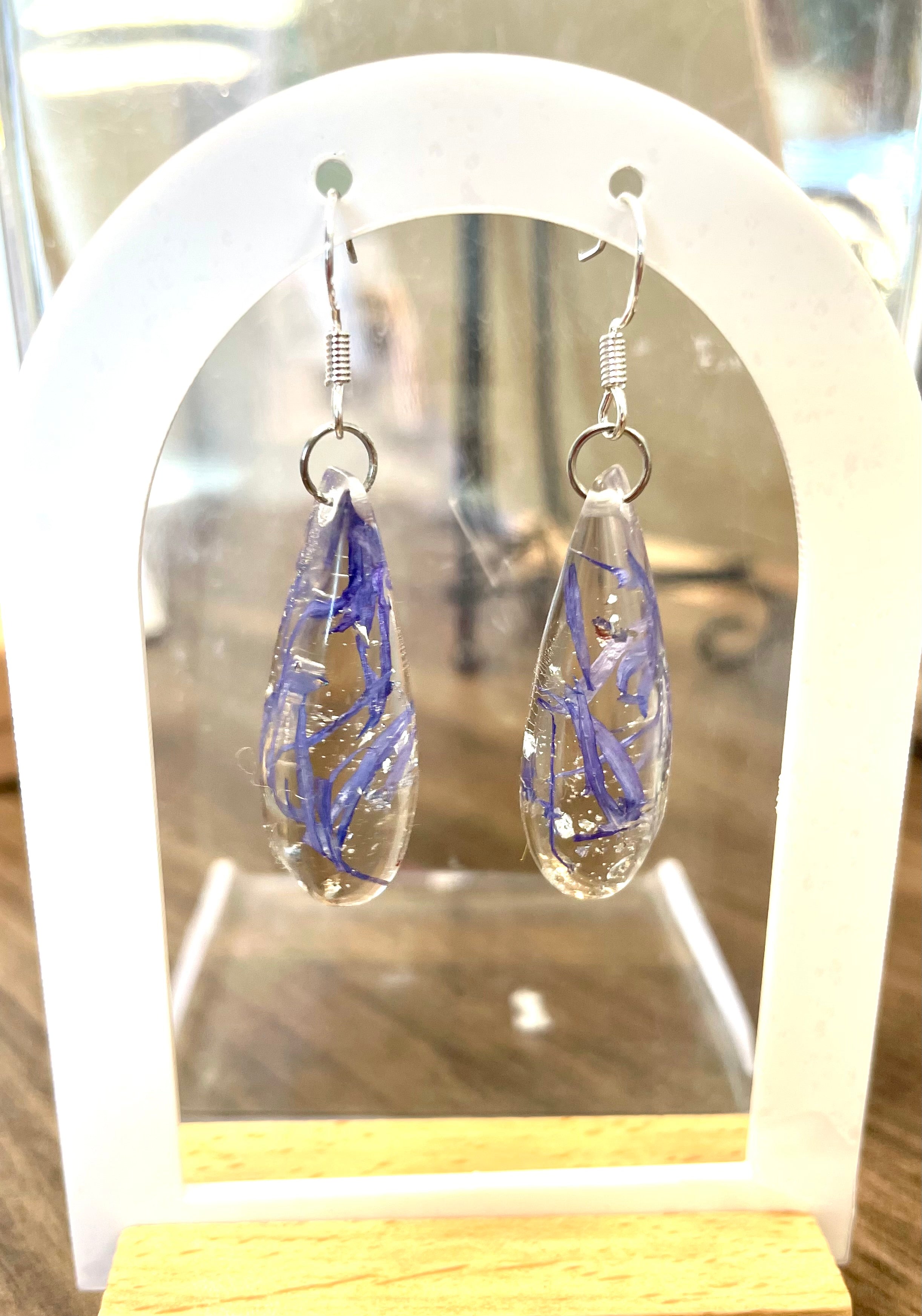 Boucles d’oreilles pétales de Bleuet - Aux fleurs de Chloé Boucles d’oreilles pétales de Bleuet Boucles d’oreilles Boucles d’oreilles