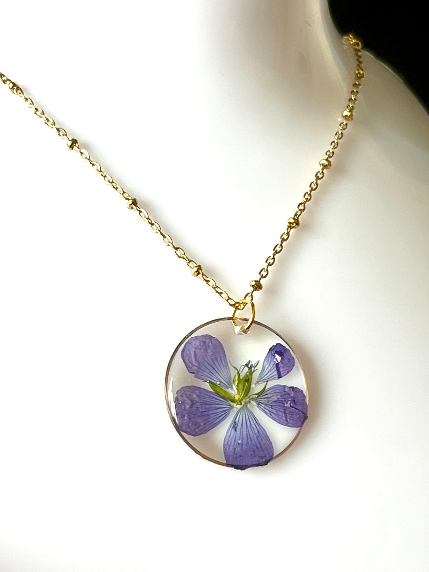 🌸 Collier Fleur de Lin Naturelle – Pendentif en résine