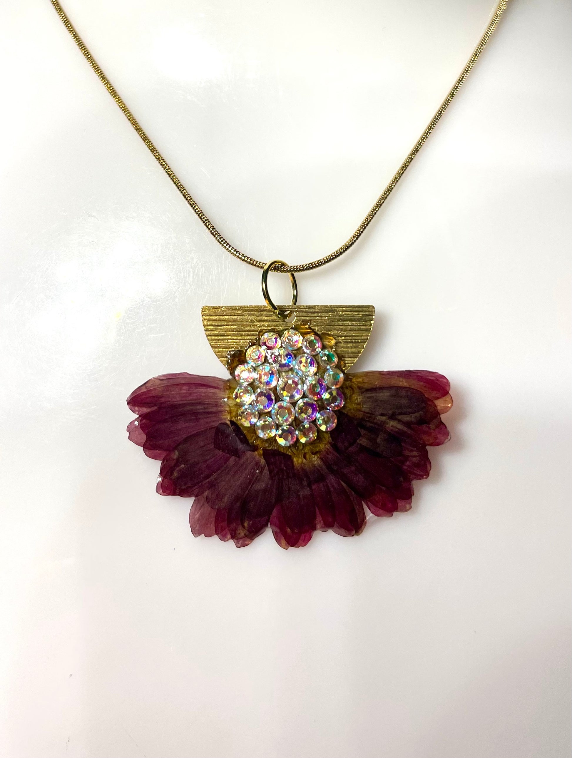 Collier Chrysanthème demie fleur «plumes» - Aux fleurs de Chloé Collier Chrysanthème demie fleur «plumes» Collier Collier