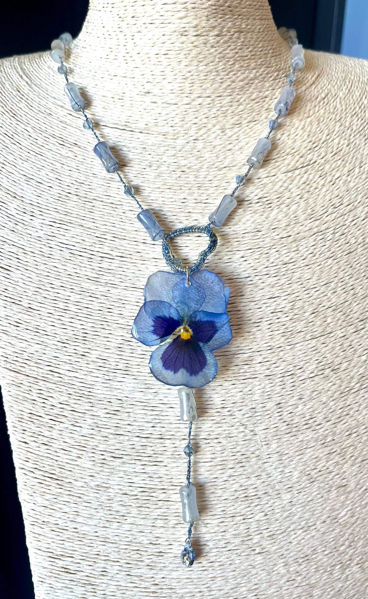 Collier Pendentif Pensée Bleue – Fleur Naturelle Pressée