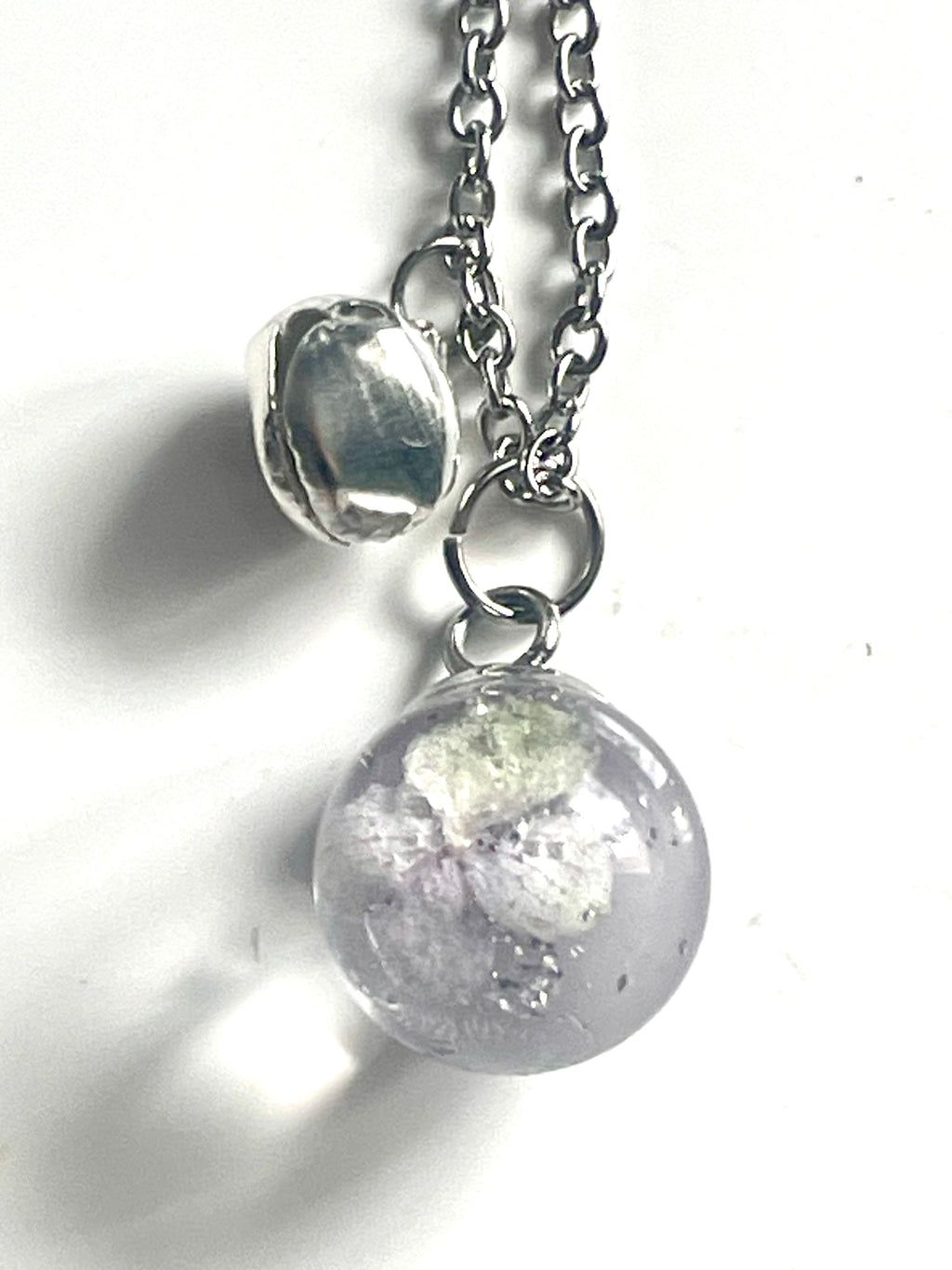 Collier femme enceinte boule hortensia - Aux fleurs de Chloé Collier femme enceinte boule hortensia Collier Collier