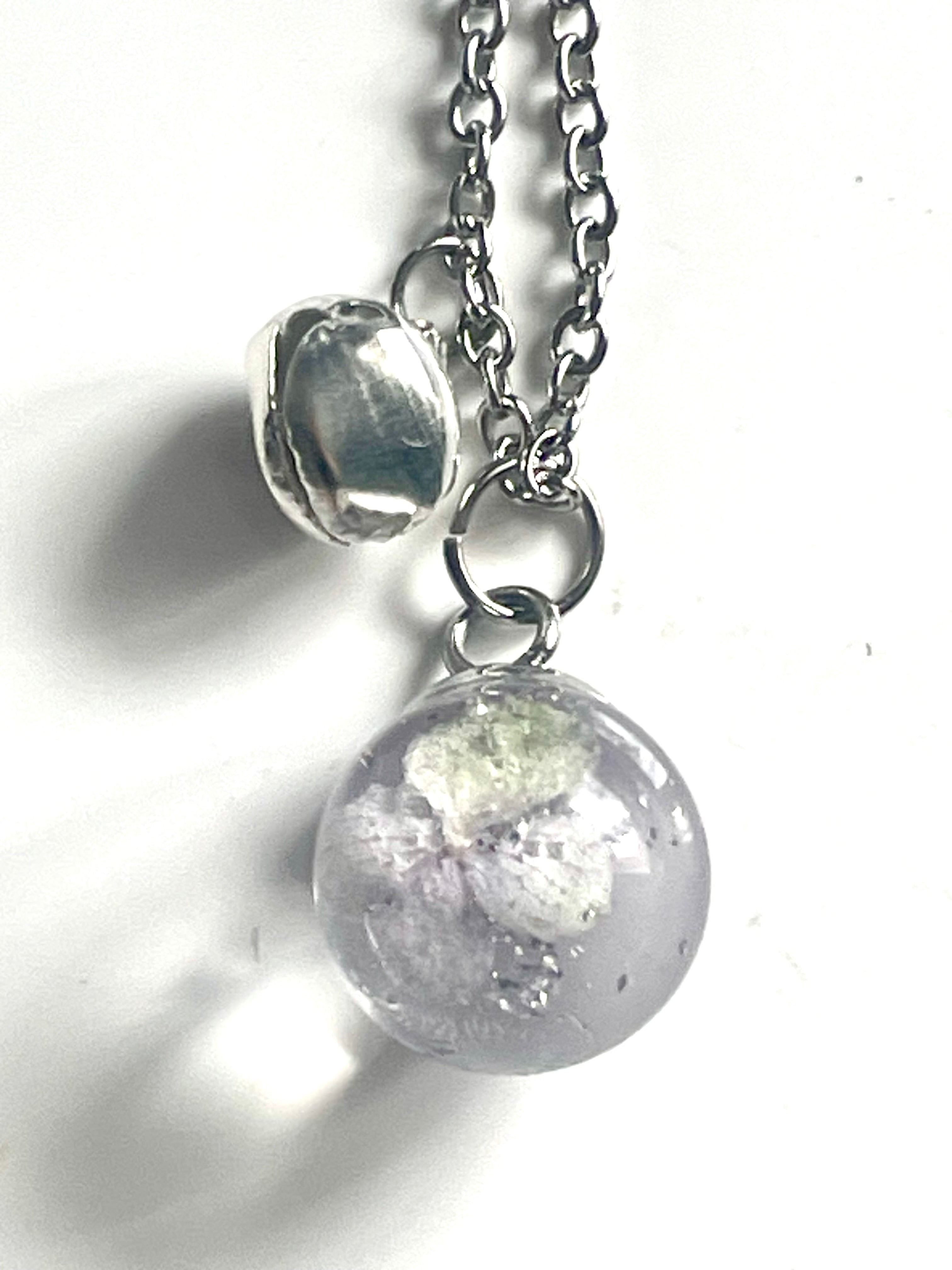 Collier femme enceinte boule hortensia - Aux fleurs de Chloé Collier femme enceinte boule hortensia Collier Collier