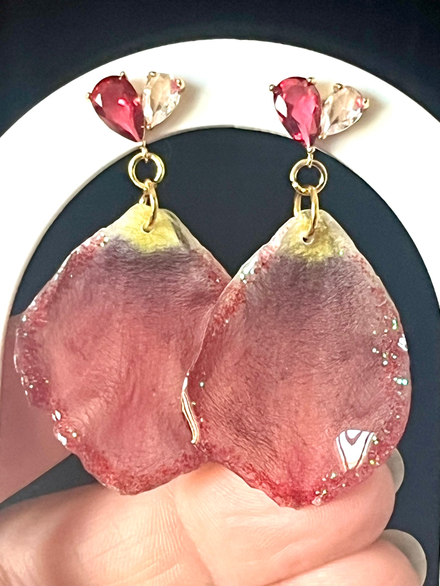 Boucles d’oreilles en pétales naturels de tulipe – Bijou floral unique en résine
