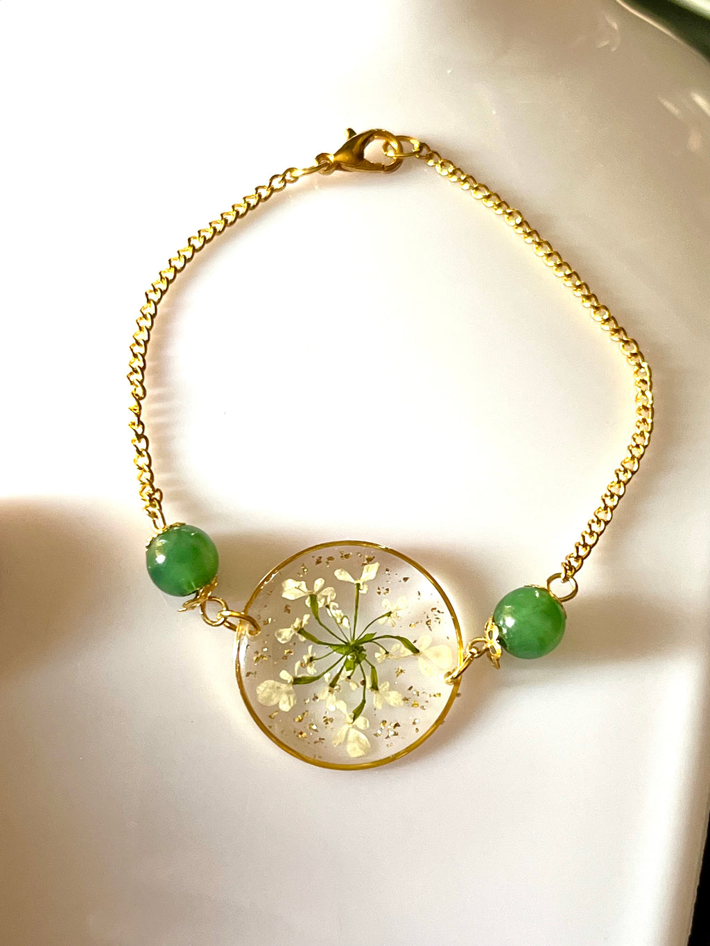 Bracelet en fleurs de carotte sauvage naturelles & perles de verre vertes