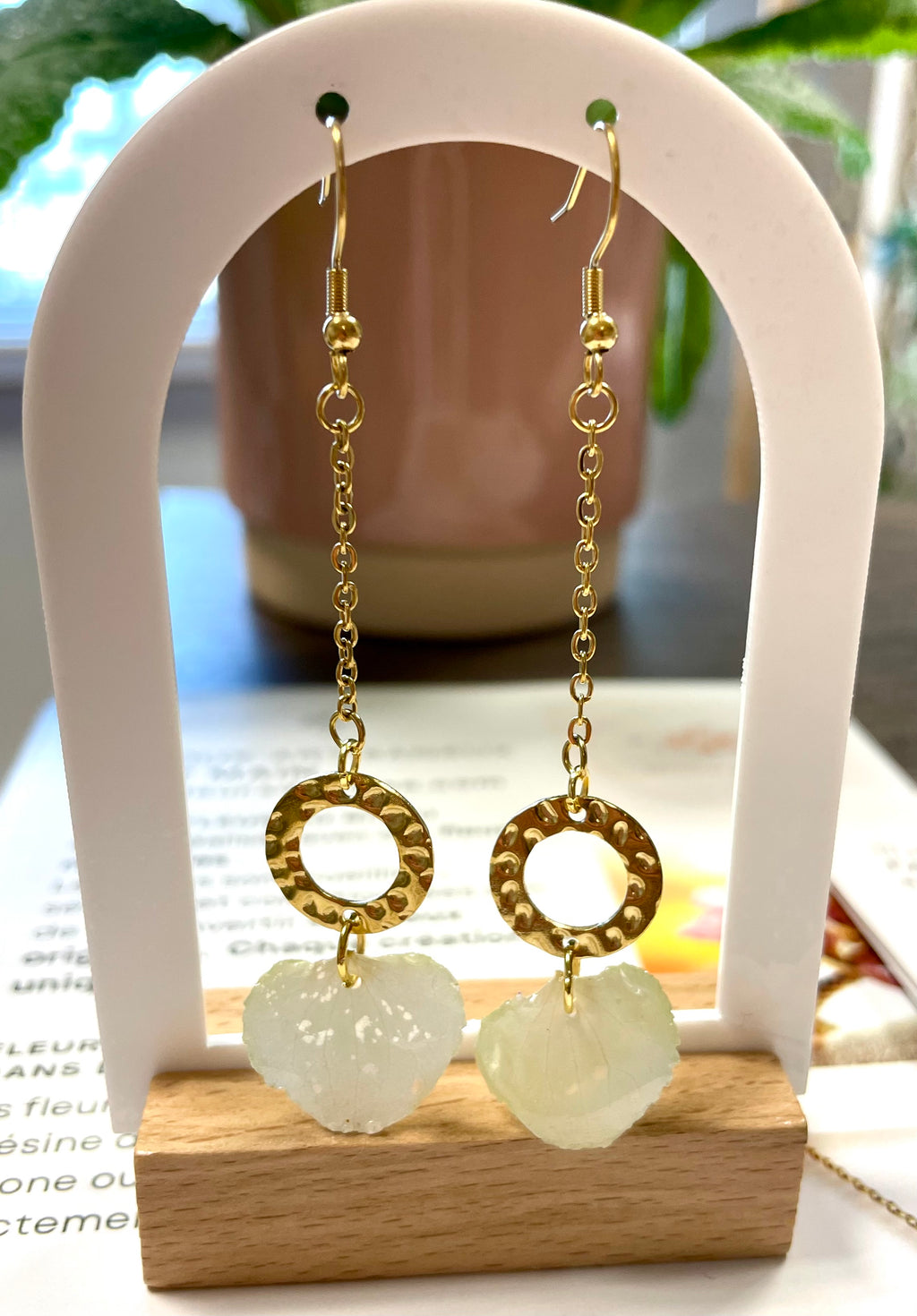 Boucles d’oreilles pendantes pétales hortensia blanc - Aux fleurs de Chloé Boucles d’oreilles pendantes pétales hortensia blanc Boucles d’oreilles Boucles d’oreilles