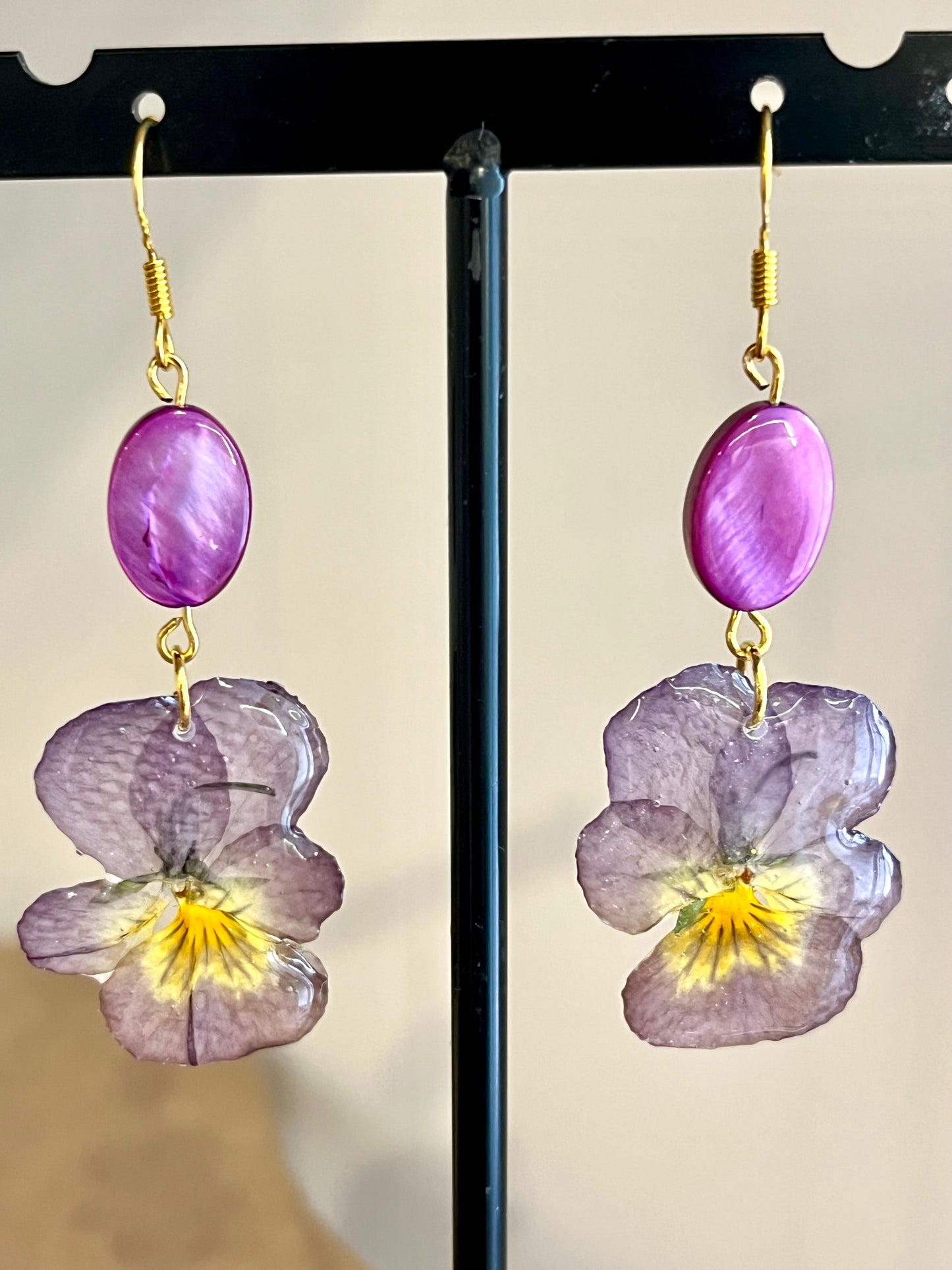 Boucles d’Oreilles Pensées Naturelles & Nacre – Éclat Bohème