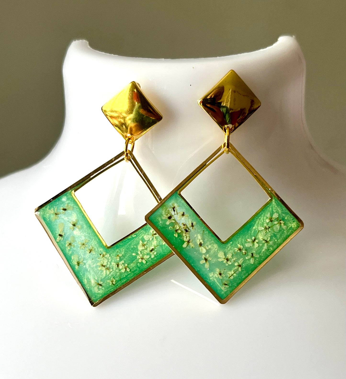 Boucles d’oreilles fleurs carotte sauvage losanges verts