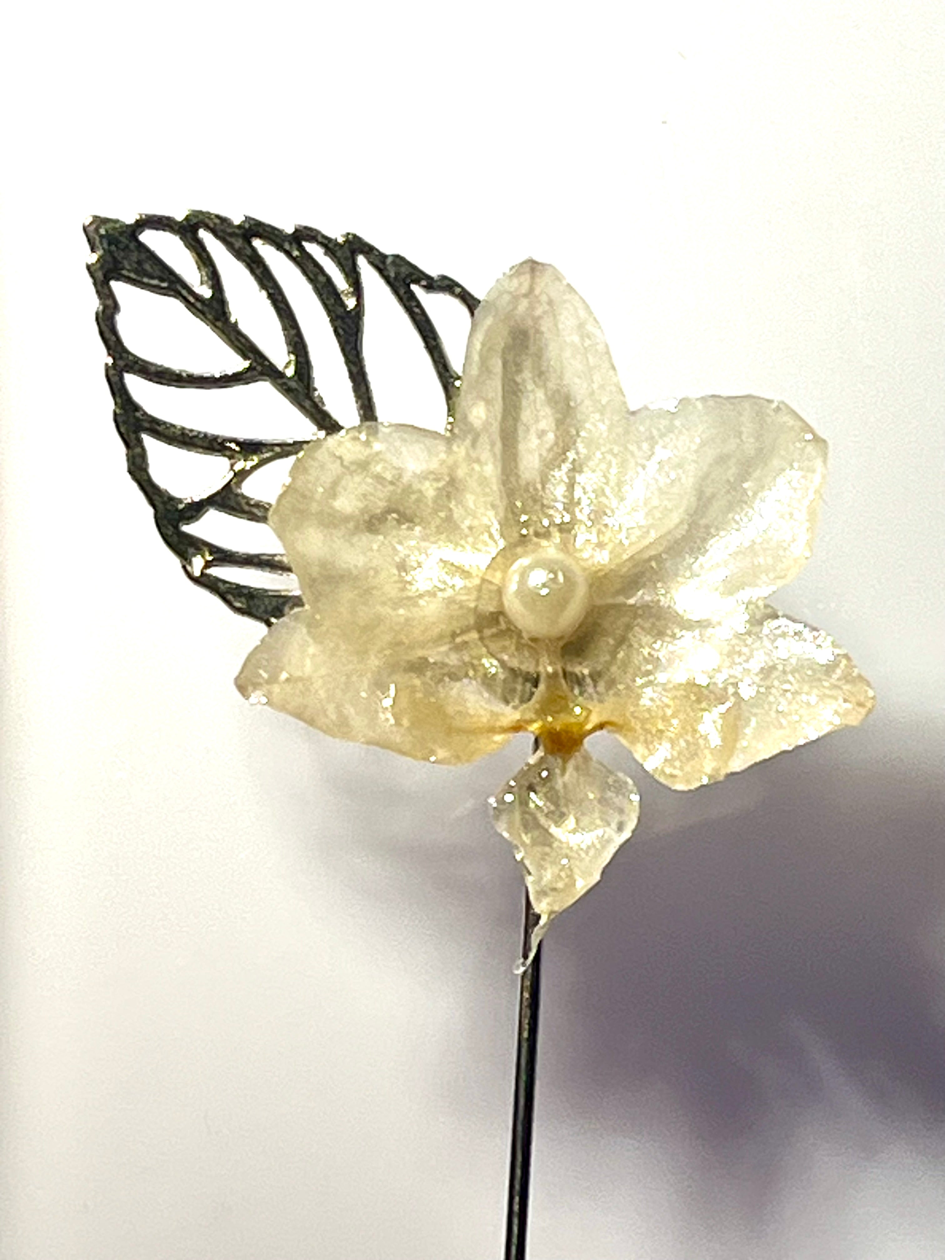 Épingle broche argentée mini orchidée blanche