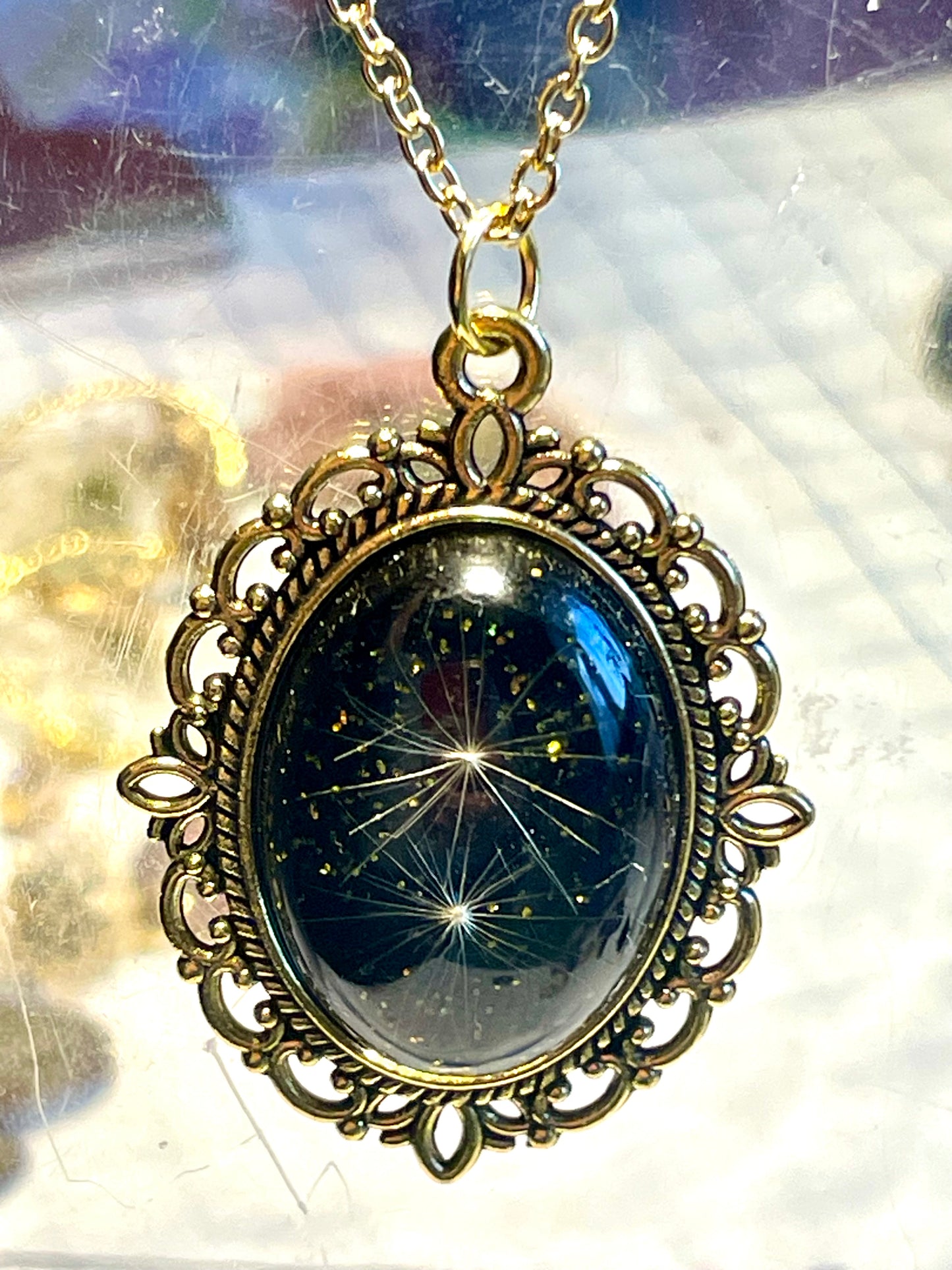 Collier baroque fond noir doré