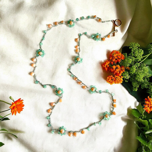 Collier fleurs de perles de verre tchèque abricot et vert d’eau