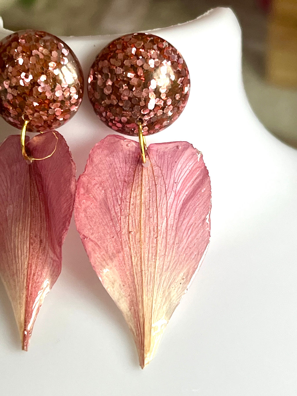 Boucles d’oreilles Pétales d’Alstroemeria – Rose poudré & doré
