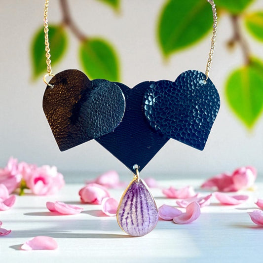 Collier Cœurs de cuir & larme d’orchidée