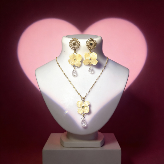 Parure de bijoux hortensia blanc & goutte cristal Preciosa - Aux fleurs de Chloé Parure de bijoux hortensia blanc & goutte cristal Preciosa Parure bijoux Parure bijoux