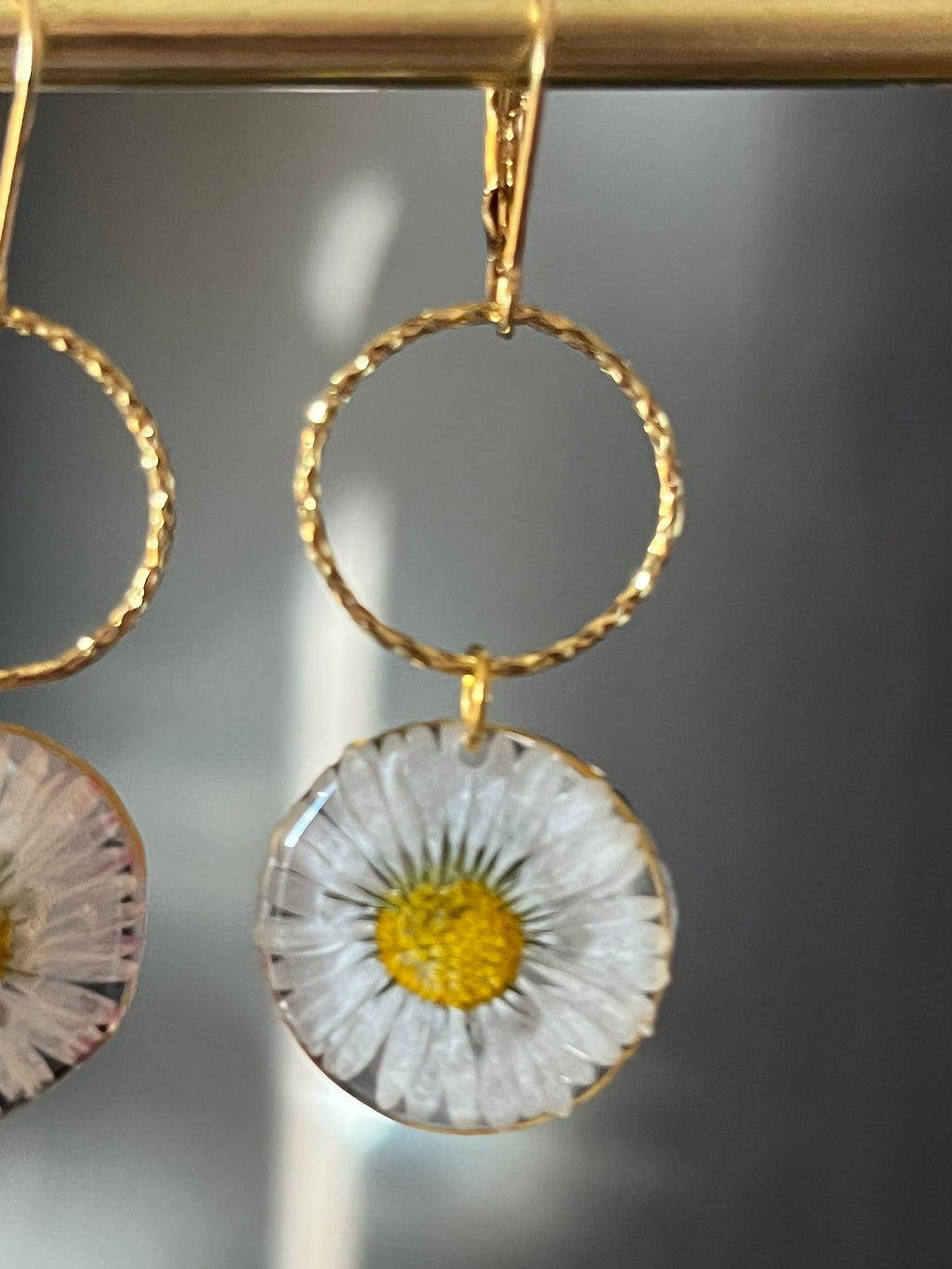 Boucles d’oreilles pâquerette naturelle – Fleur véritable en résine