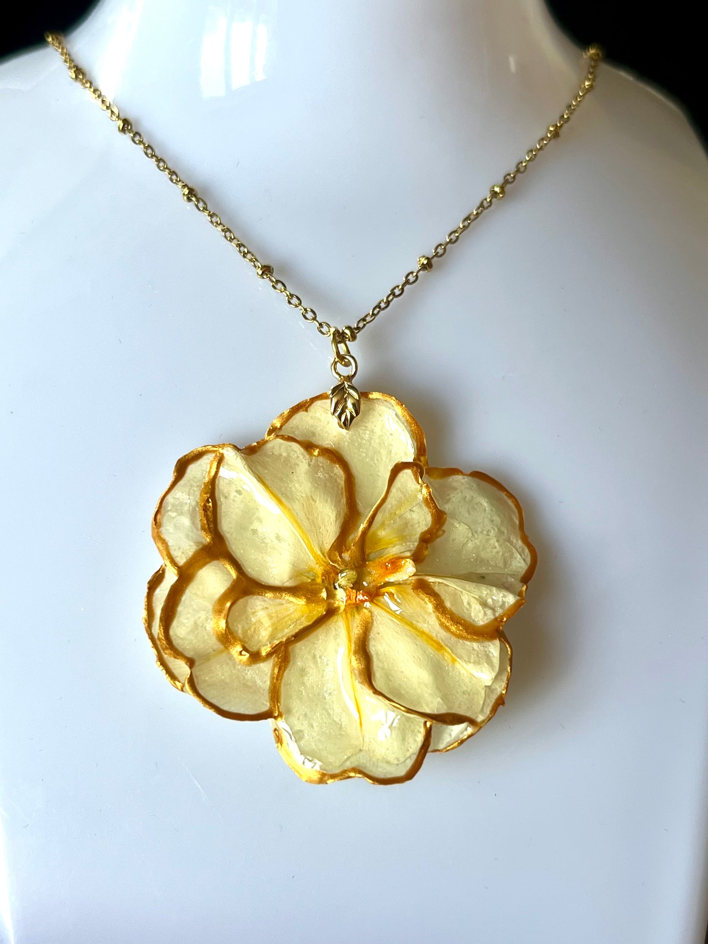 Collier Fleur Freesia Séchée Dorée – Bijou Bohème & Élégant