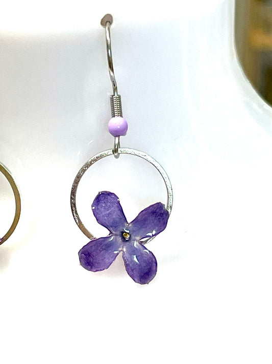 Boucles d’oreilles fleur simple lilas