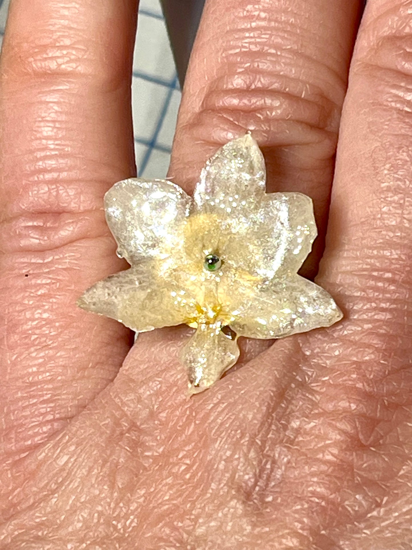 Bague mini orchidée blanche effet irisé
