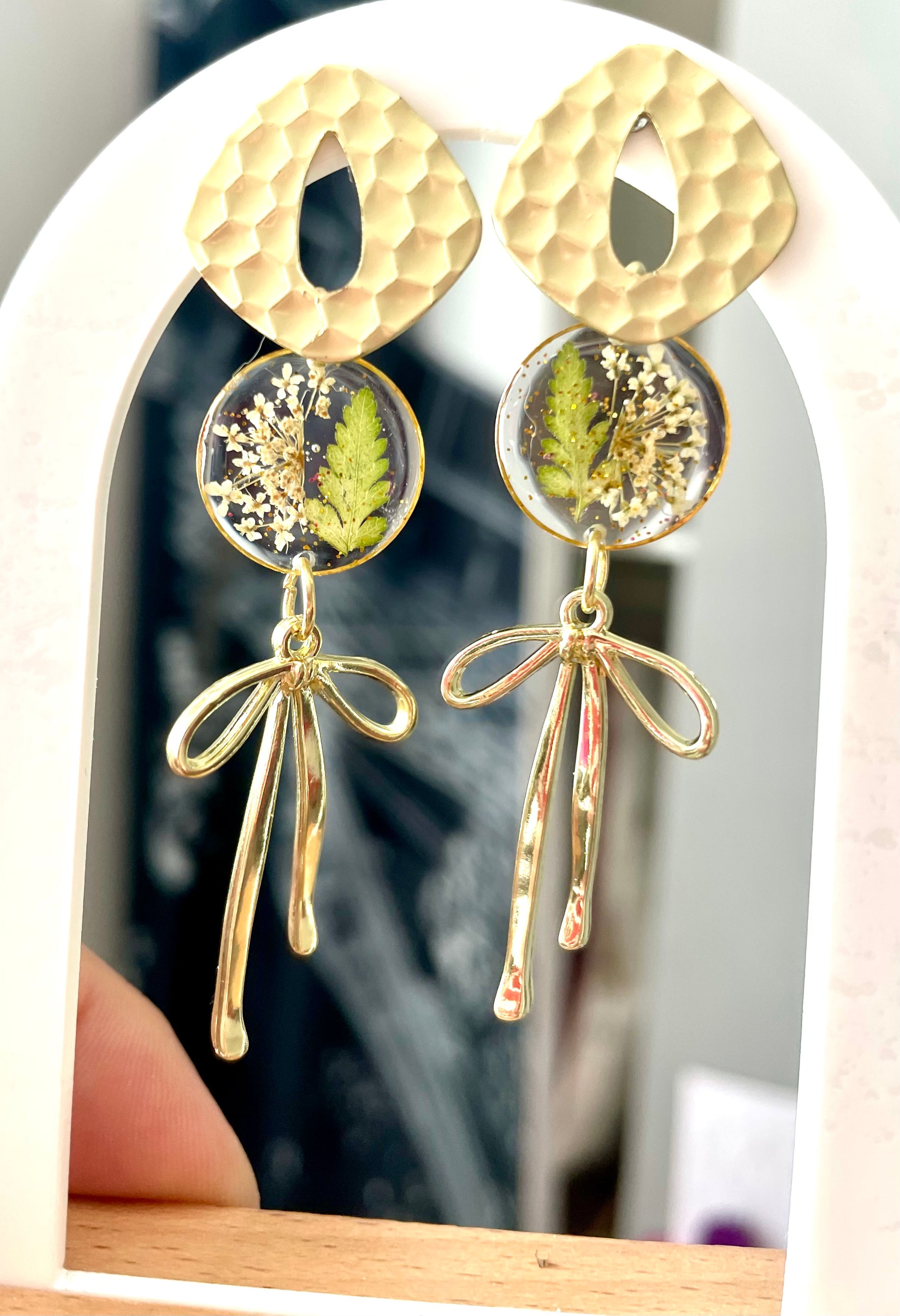 Boucles d’oreilles fleurs carotte sauvage & noeuds dorés - Aux fleurs de Chloé Boucles d’oreilles fleurs carotte sauvage & noeuds dorés Boucles d’oreilles Boucles d’oreilles