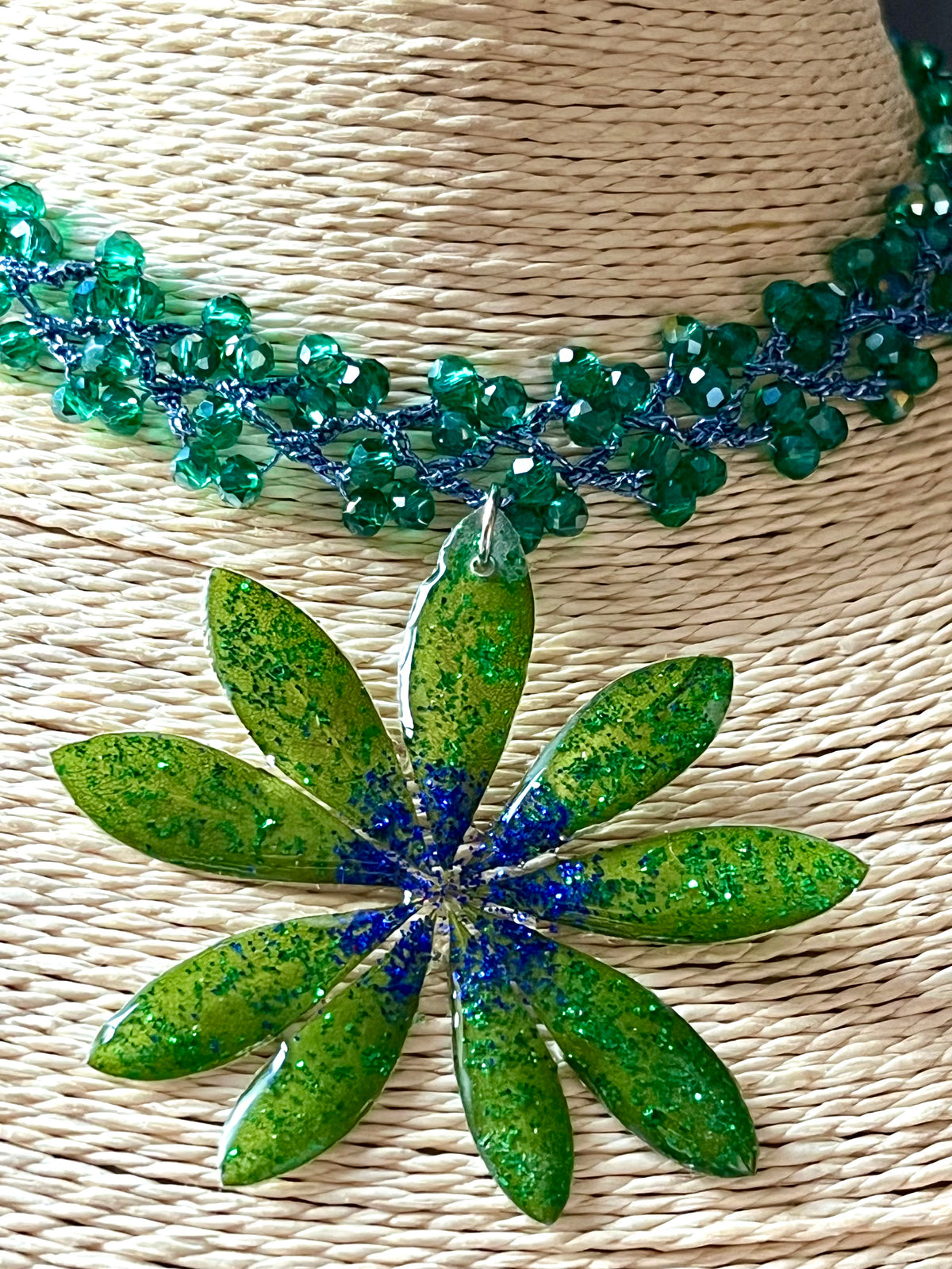 Collier Éclat de Lupin – Feuille de lupin & crochet perlé