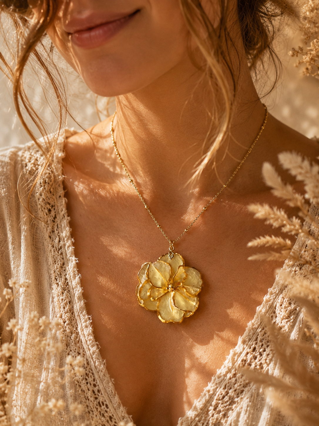 Collier Fleur Freesia Séchée Dorée – Bijou Bohème & Élégant