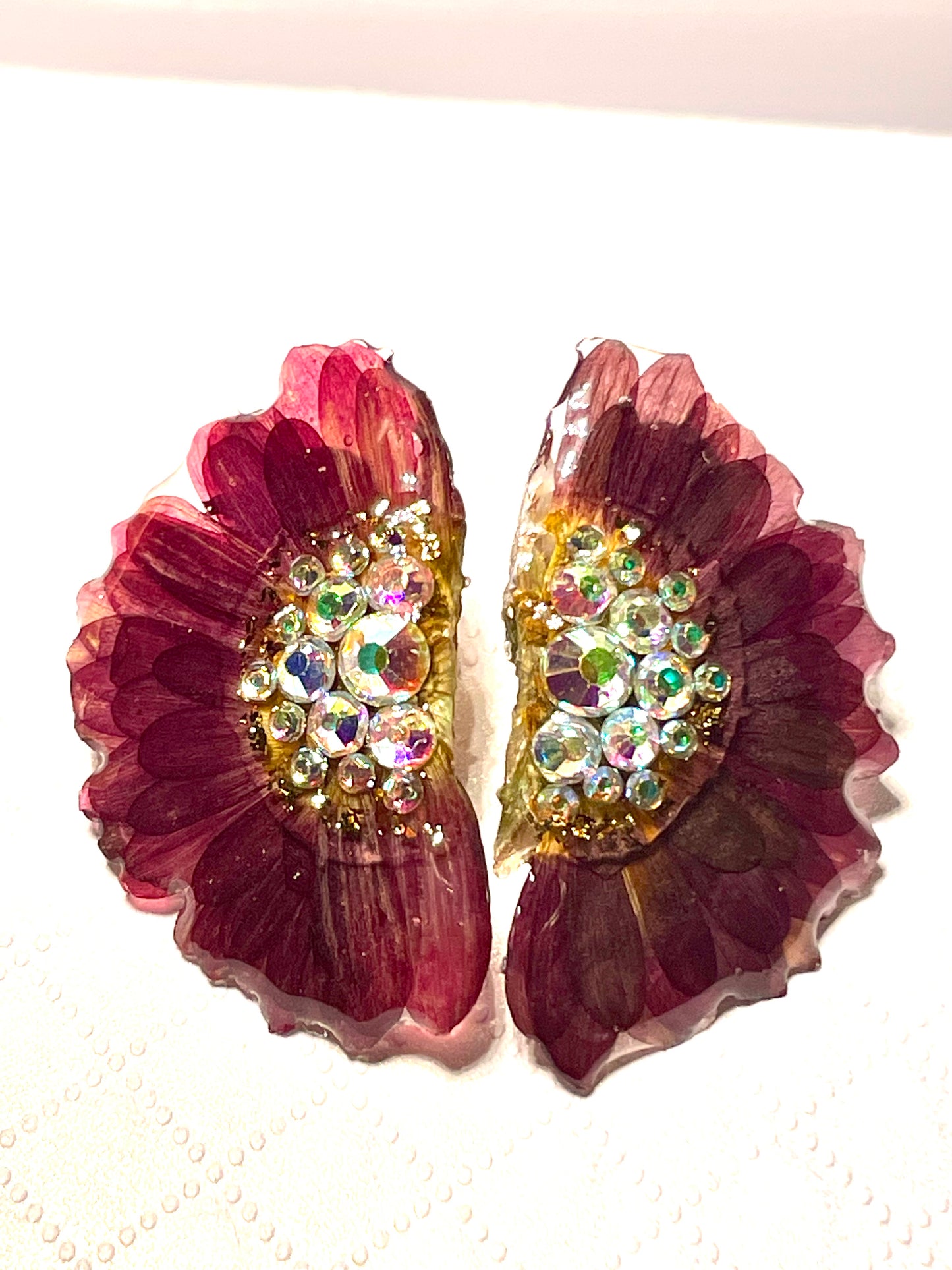 Boucles d’oreilles Chrysanthème & strass «plumes » - Aux fleurs de Chloé Boucles d’oreilles Chrysanthème & strass «plumes » Boucles d’oreilles Boucles d’oreilles