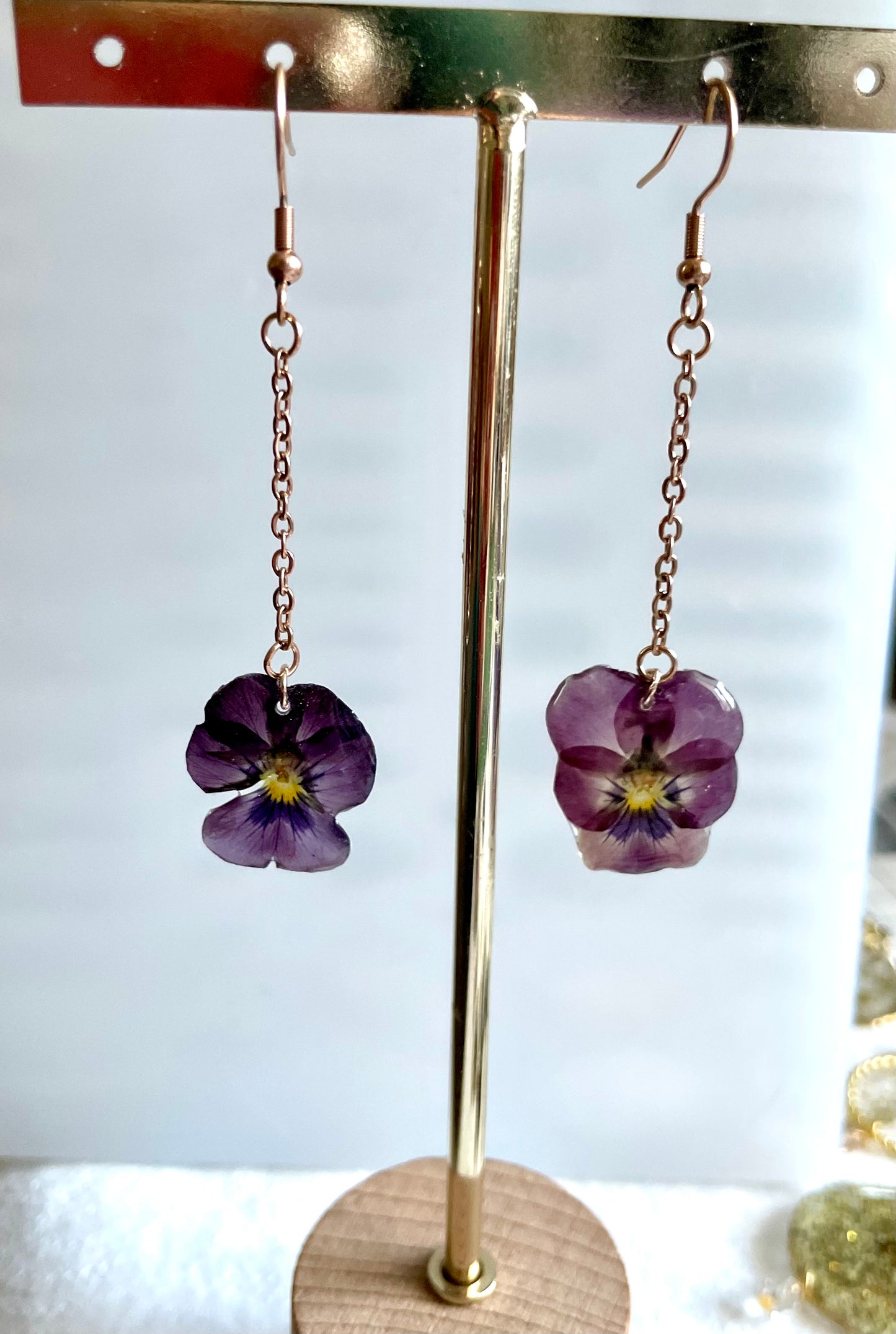 Boucles d’oreilles pendantes or rose petites pensées