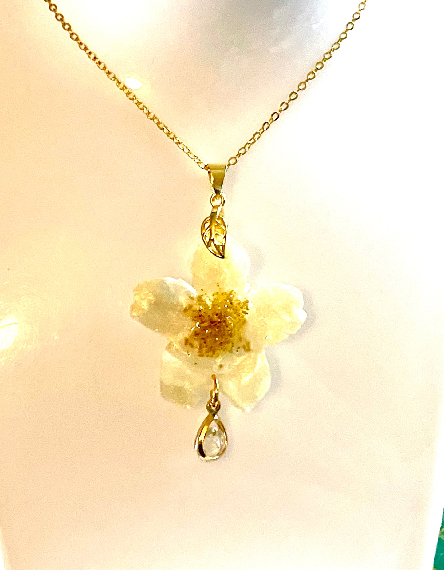 Parure bijoux fleurs de seringat pailletées & zircon